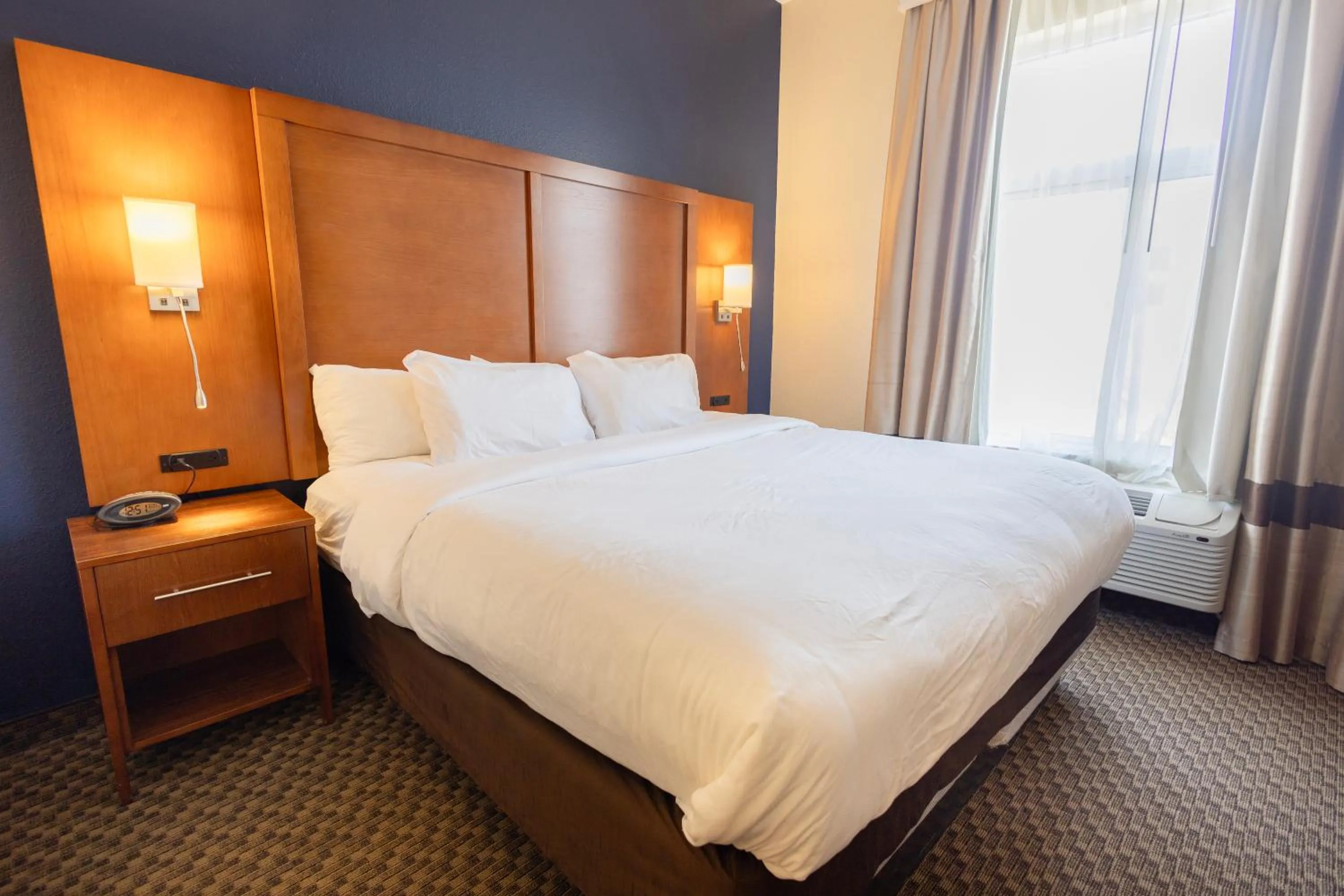 Bed in Comfort Suites Troy-I75