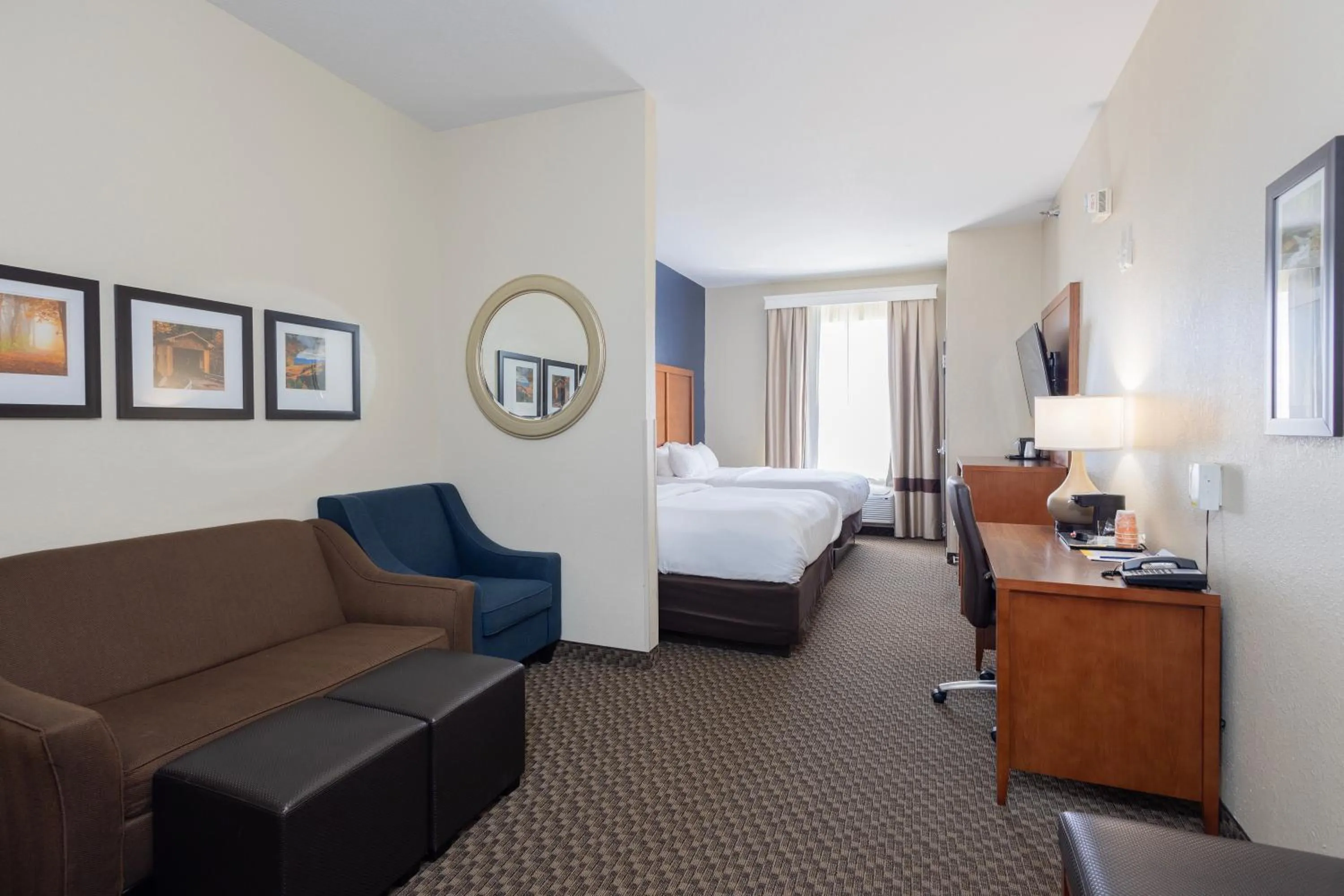 Seating area, Bed in Comfort Suites Troy-I75