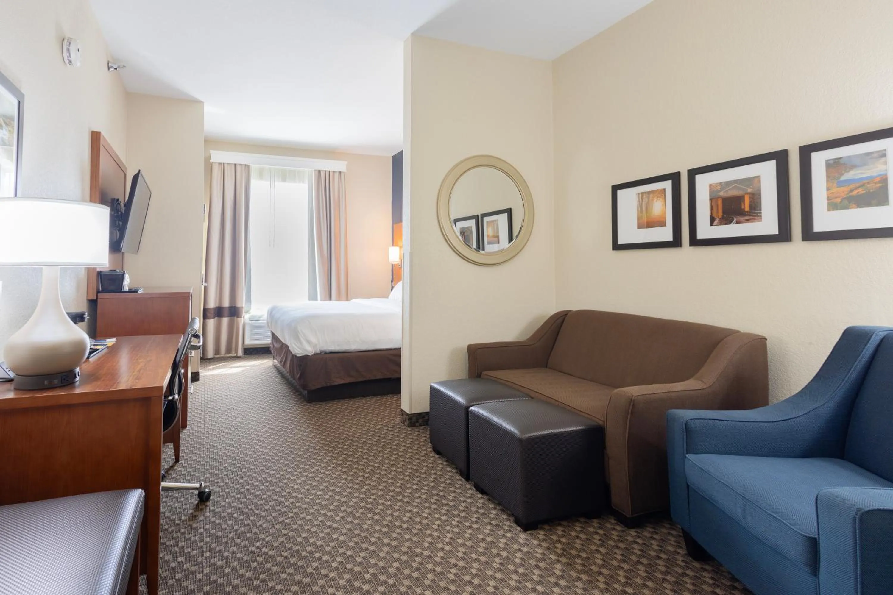 Seating area, Bed in Comfort Suites Troy-I75