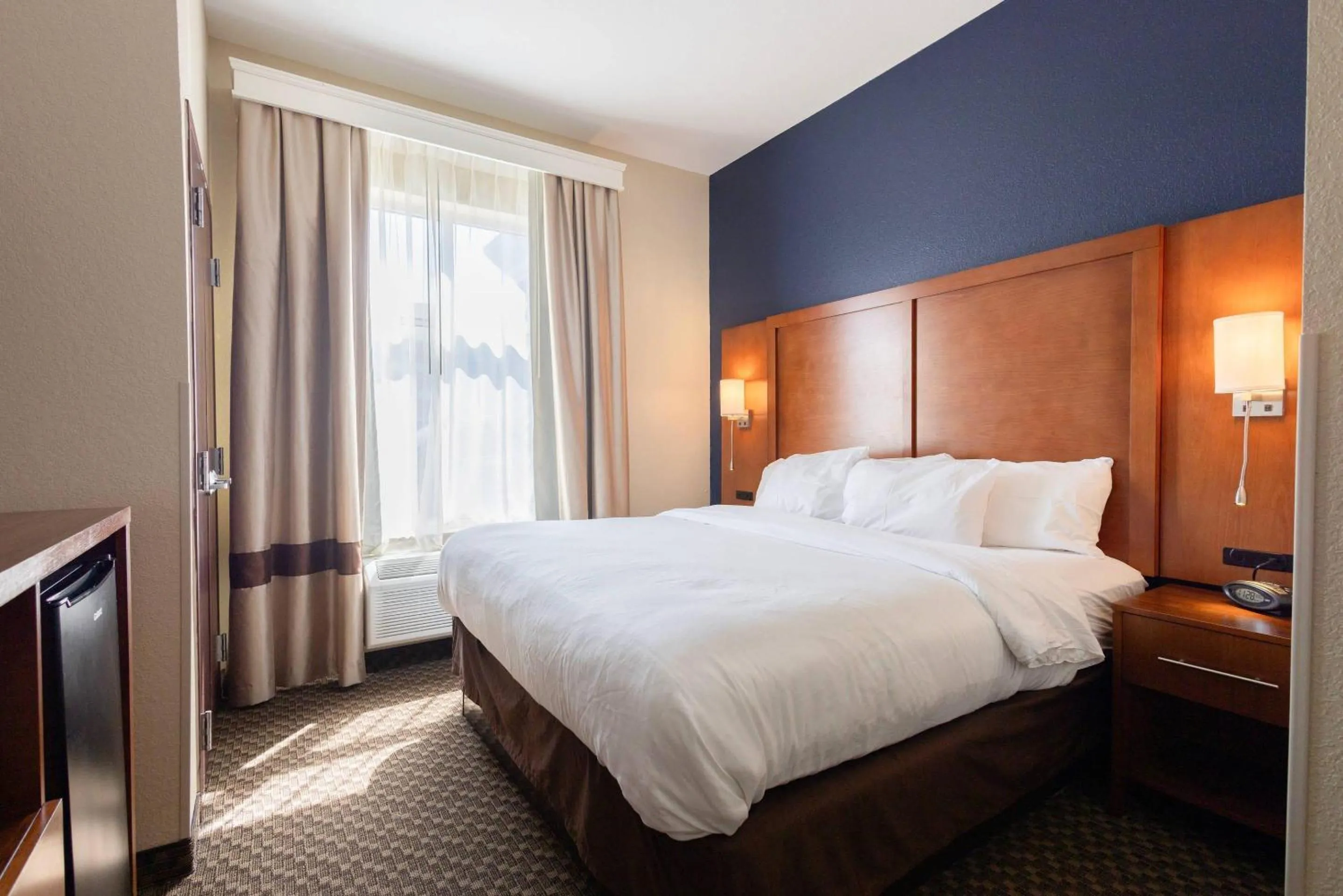 Bedroom, Bed in Comfort Suites Troy-I75