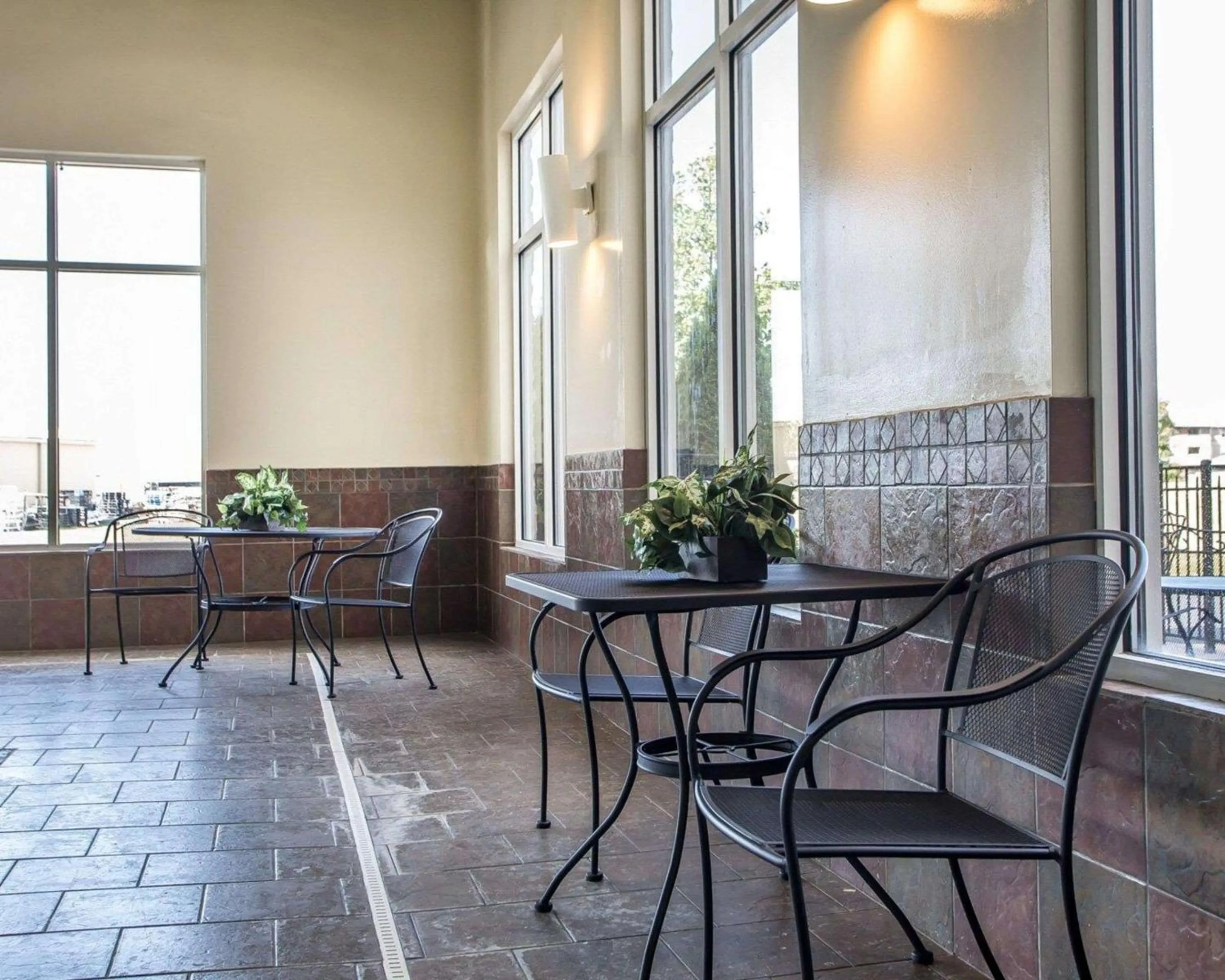 Swimming pool in Comfort Suites Troy-I75