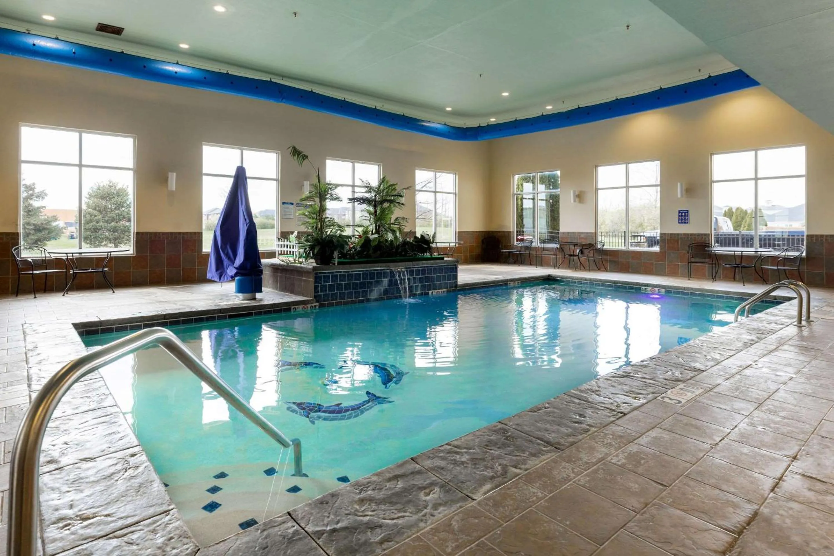 Swimming pool in Comfort Suites Troy-I75