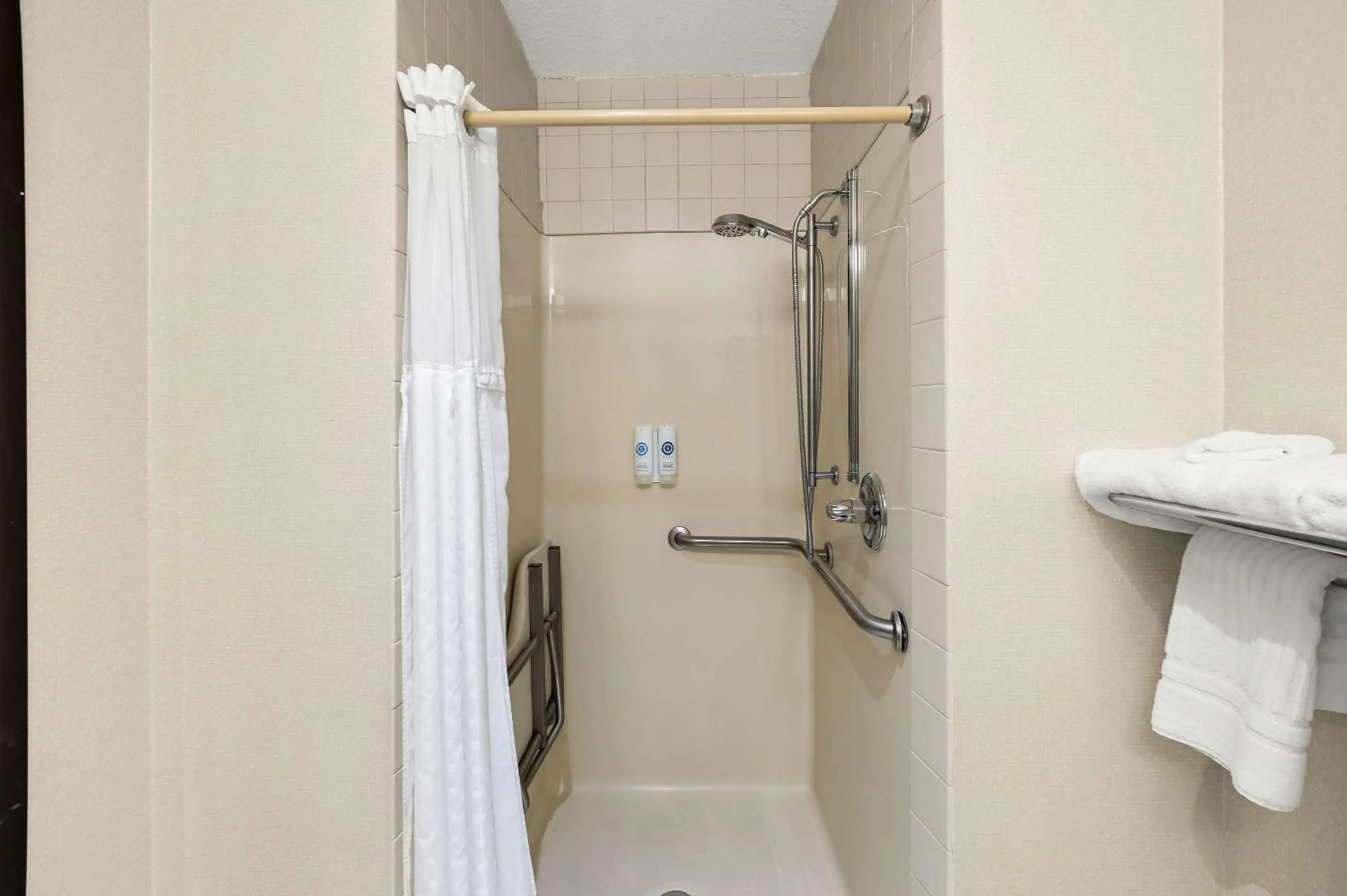 Bedroom in Comfort Inn Van Wert