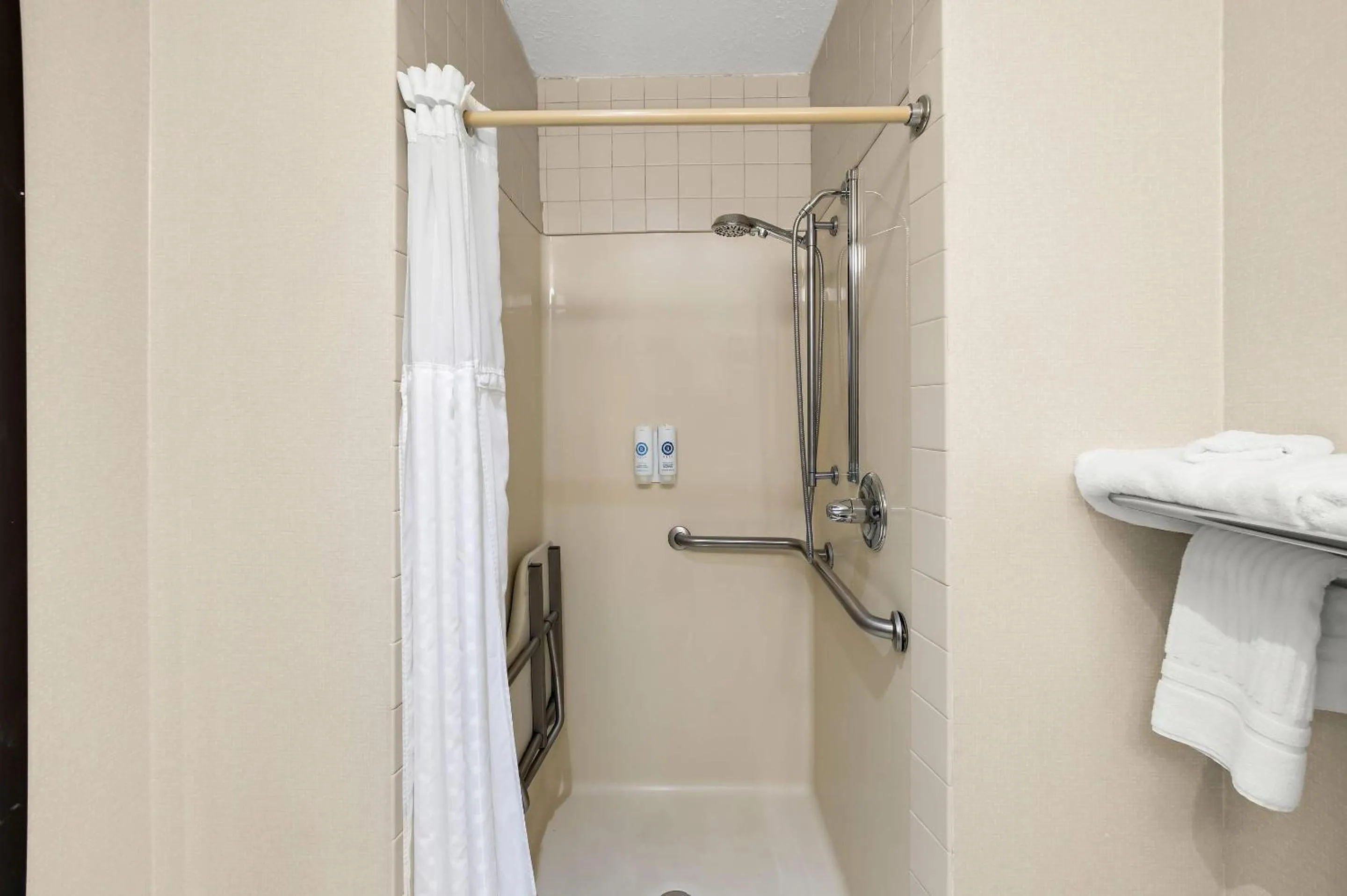 Bedroom in Comfort Inn Van Wert