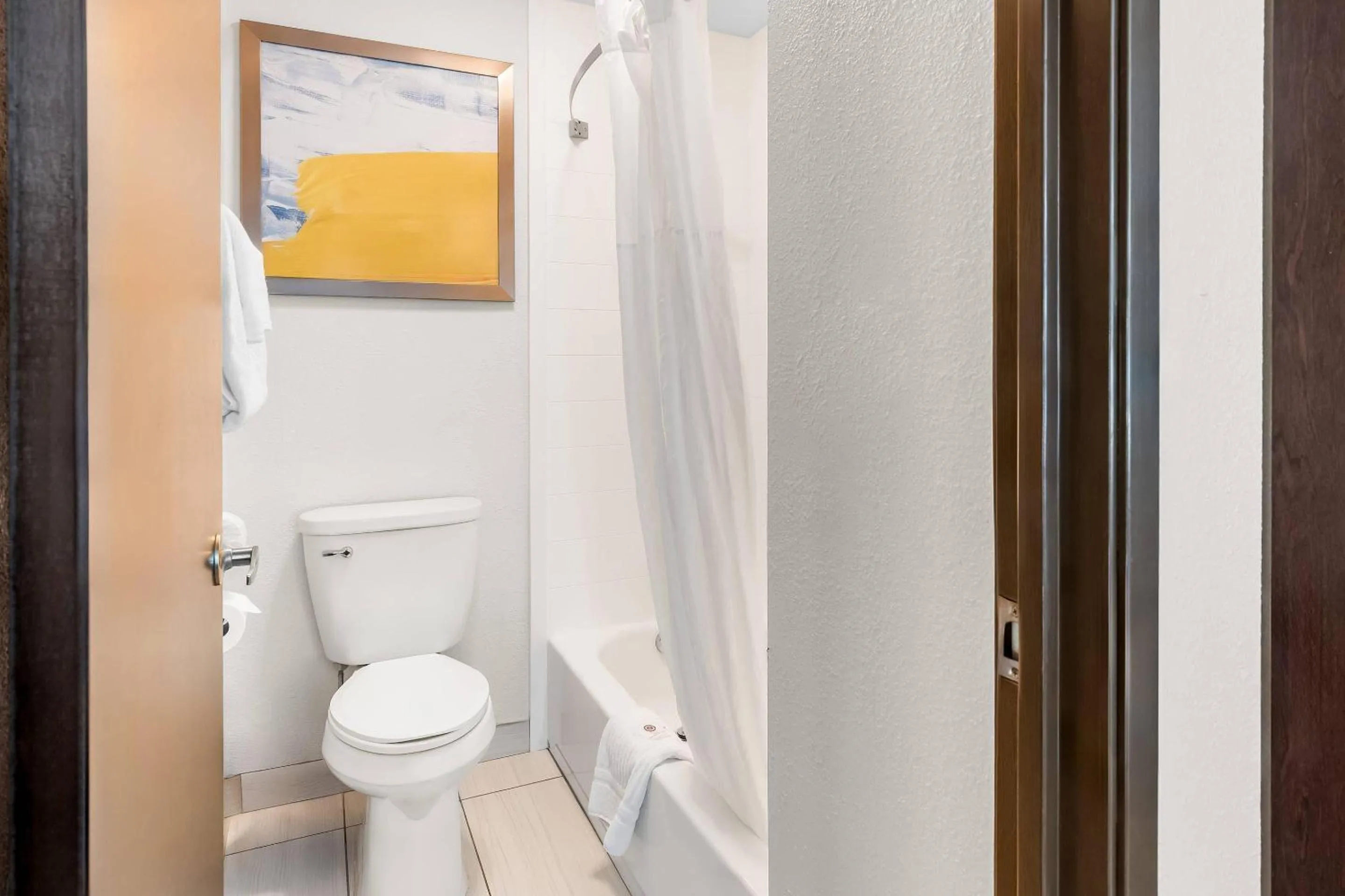 Bedroom in Comfort Inn Mayfield Heights Cleveland East