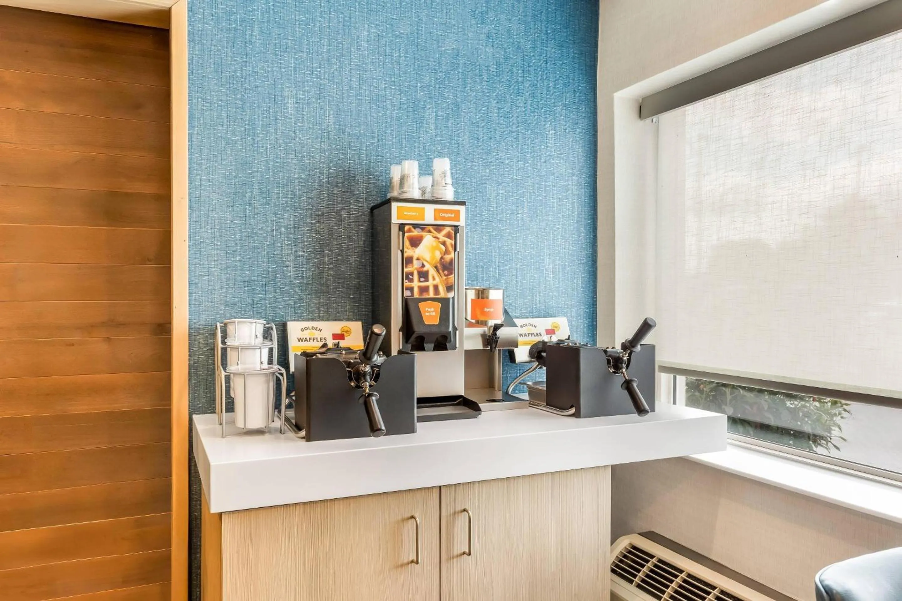 Breakfast in Comfort Inn Mayfield Heights Cleveland East