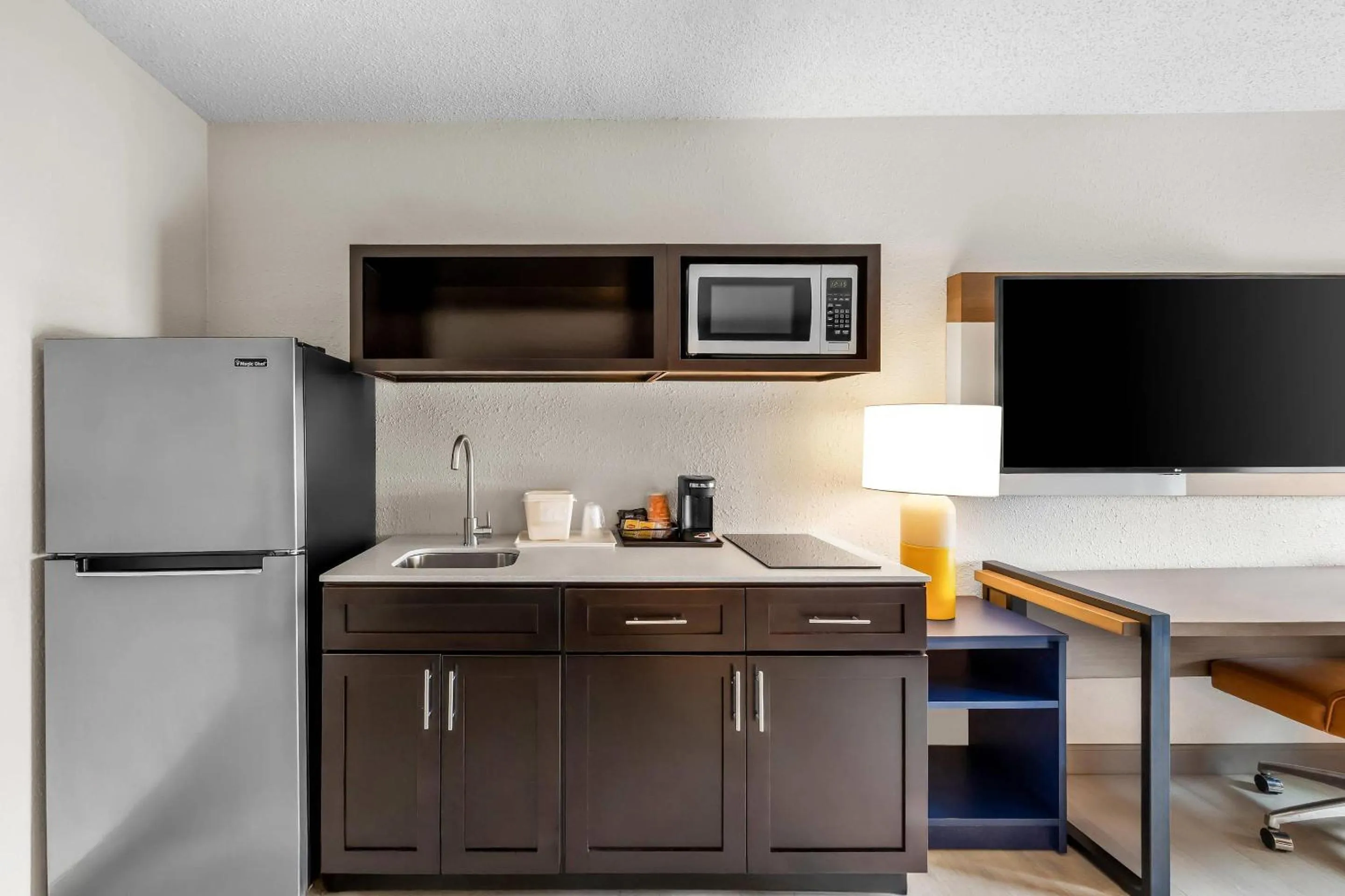 Bedroom in Comfort Inn Mayfield Heights Cleveland East