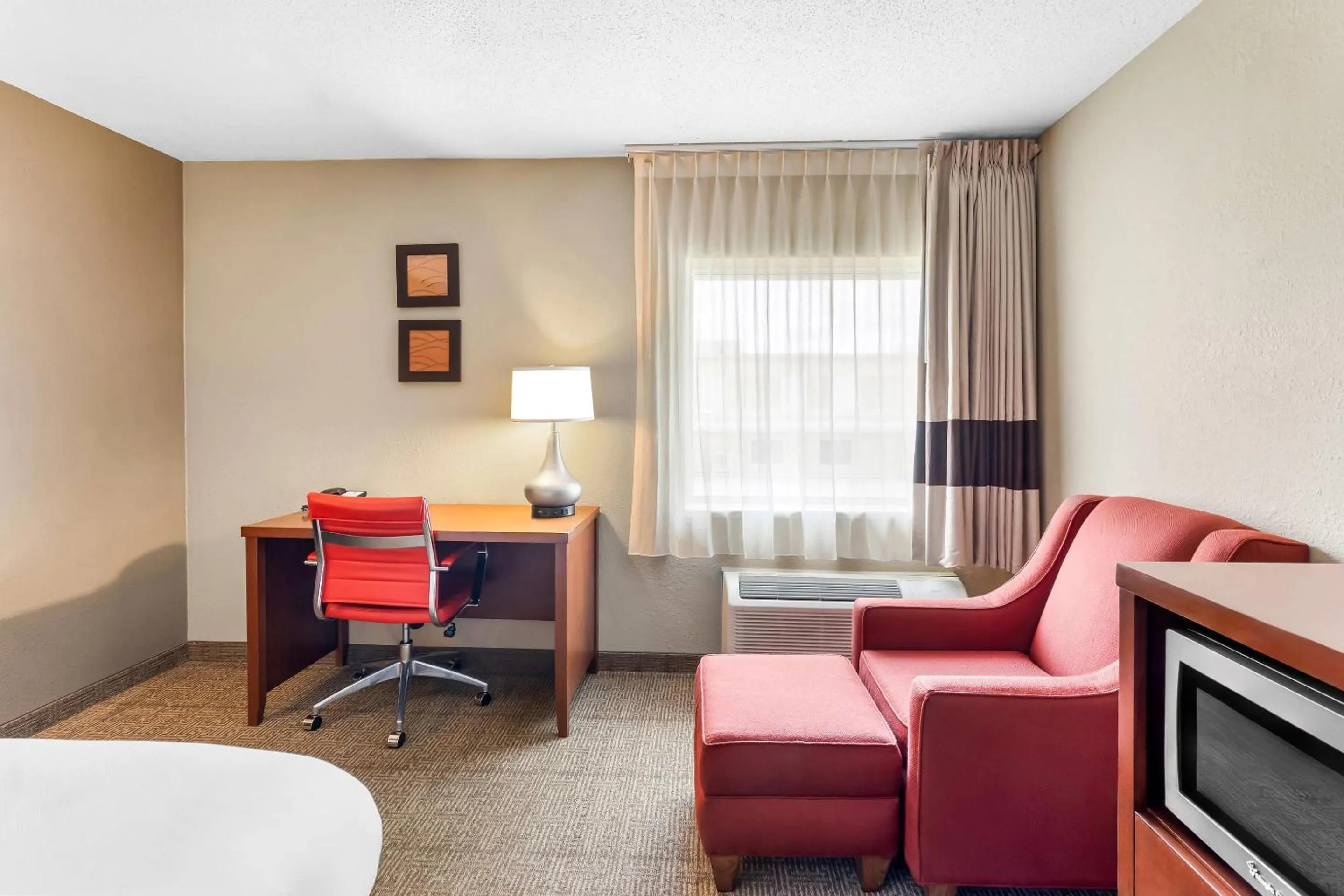 Bedroom in Comfort Inn Mayfield Heights Cleveland East