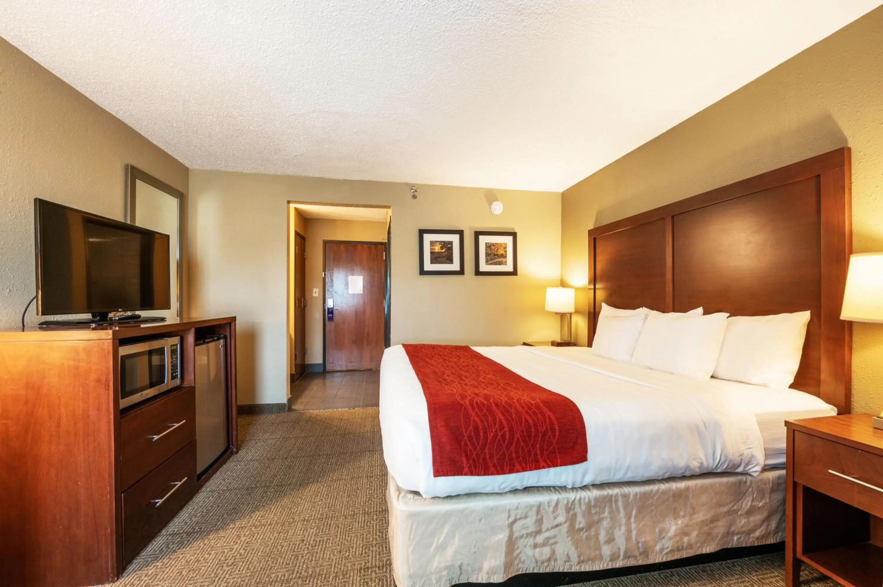 Bed in Comfort Inn Mayfield Heights Cleveland East