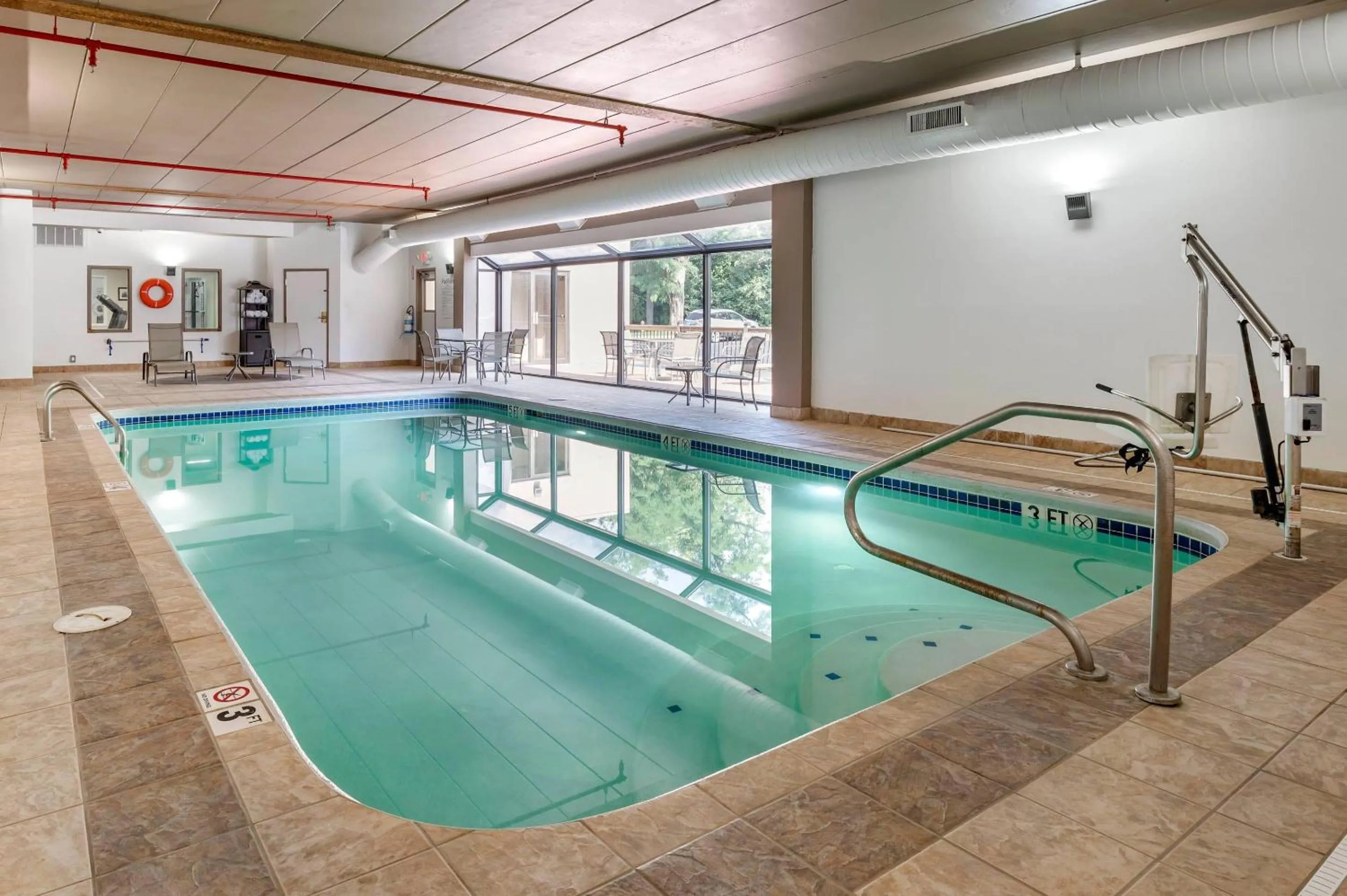 Swimming pool in Comfort Inn Oxford - University Area