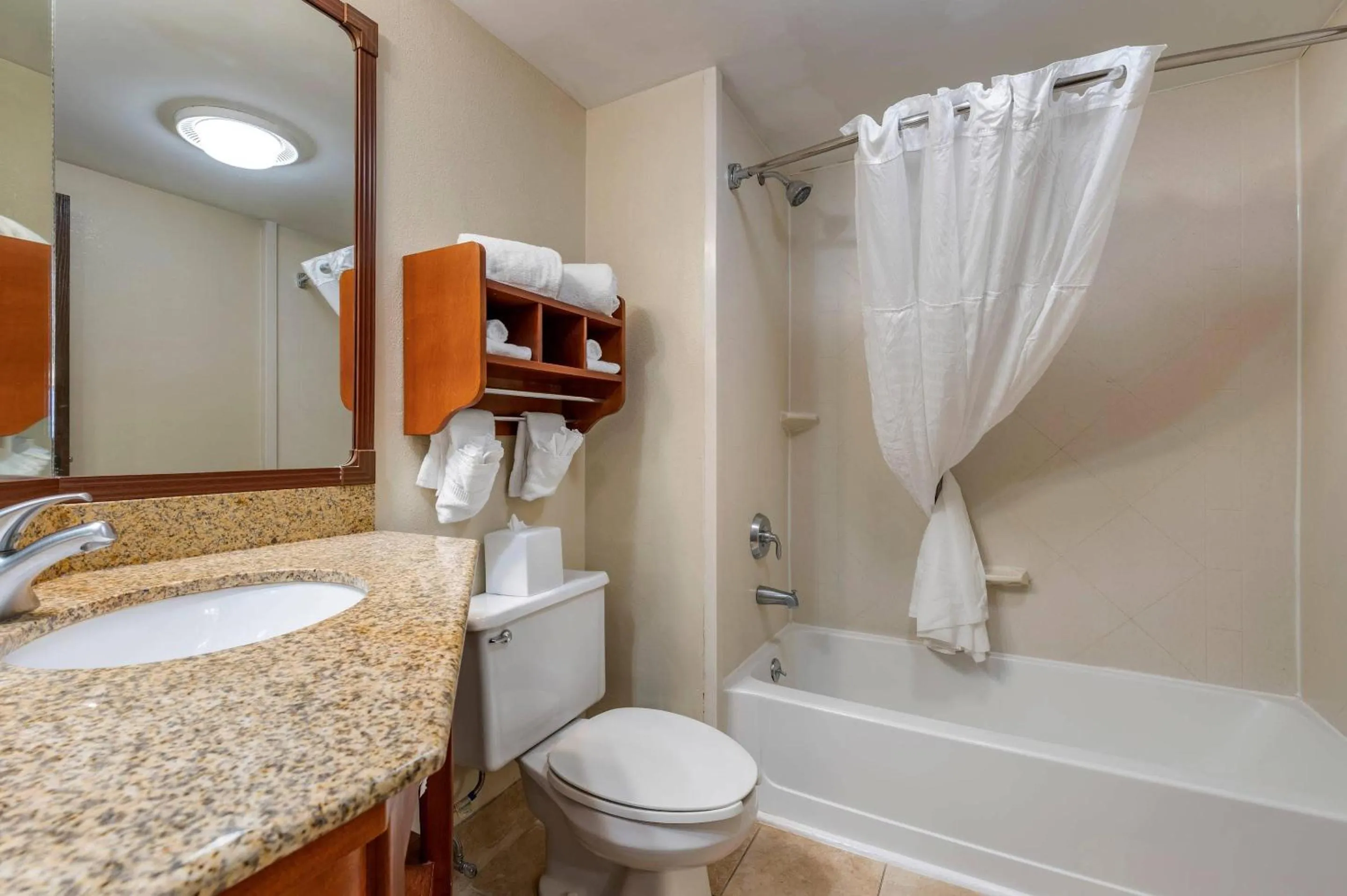 Bedroom in Comfort Inn Oxford - University Area