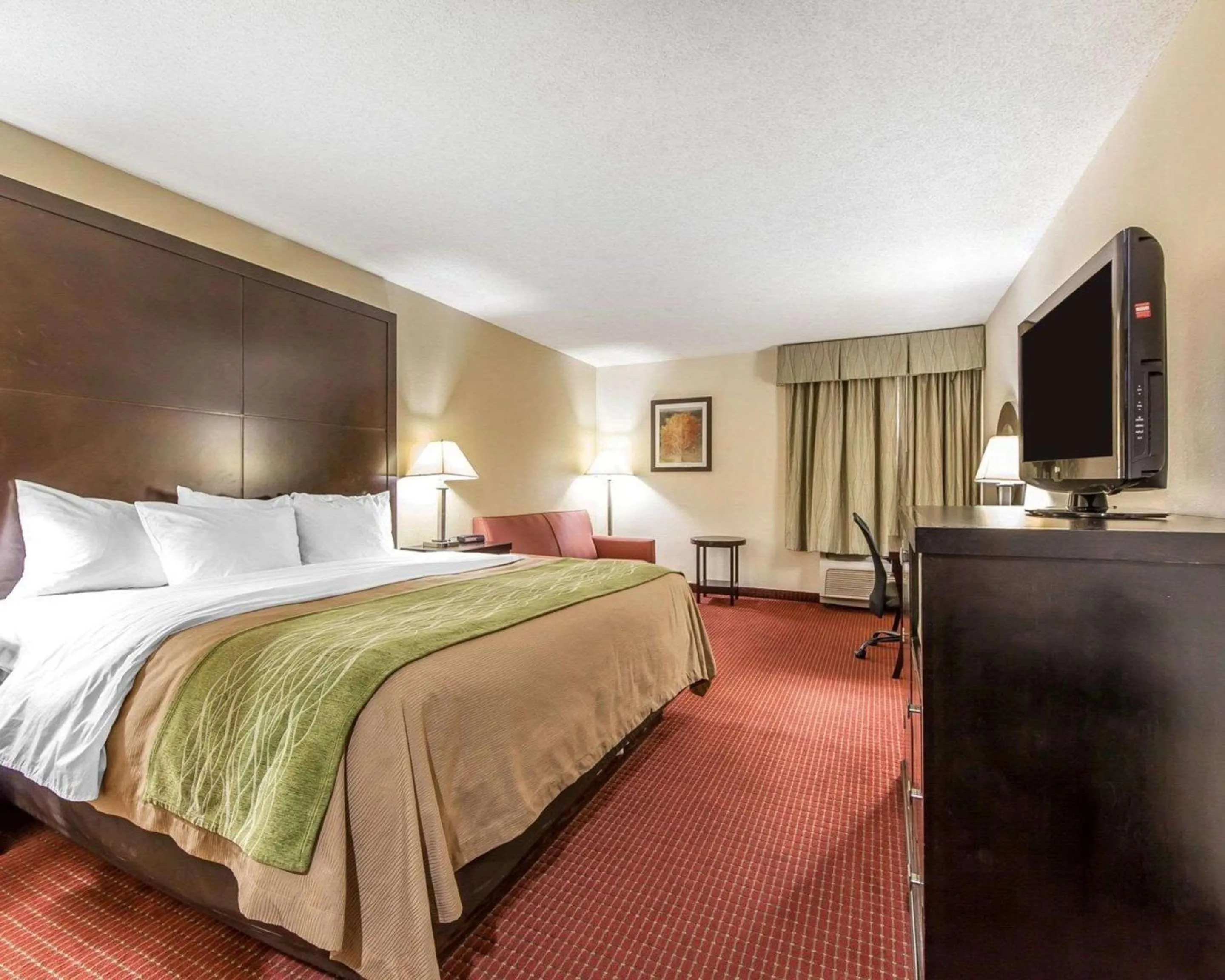 Bedroom, Bed in Quality Inn & Suites Portsmouth