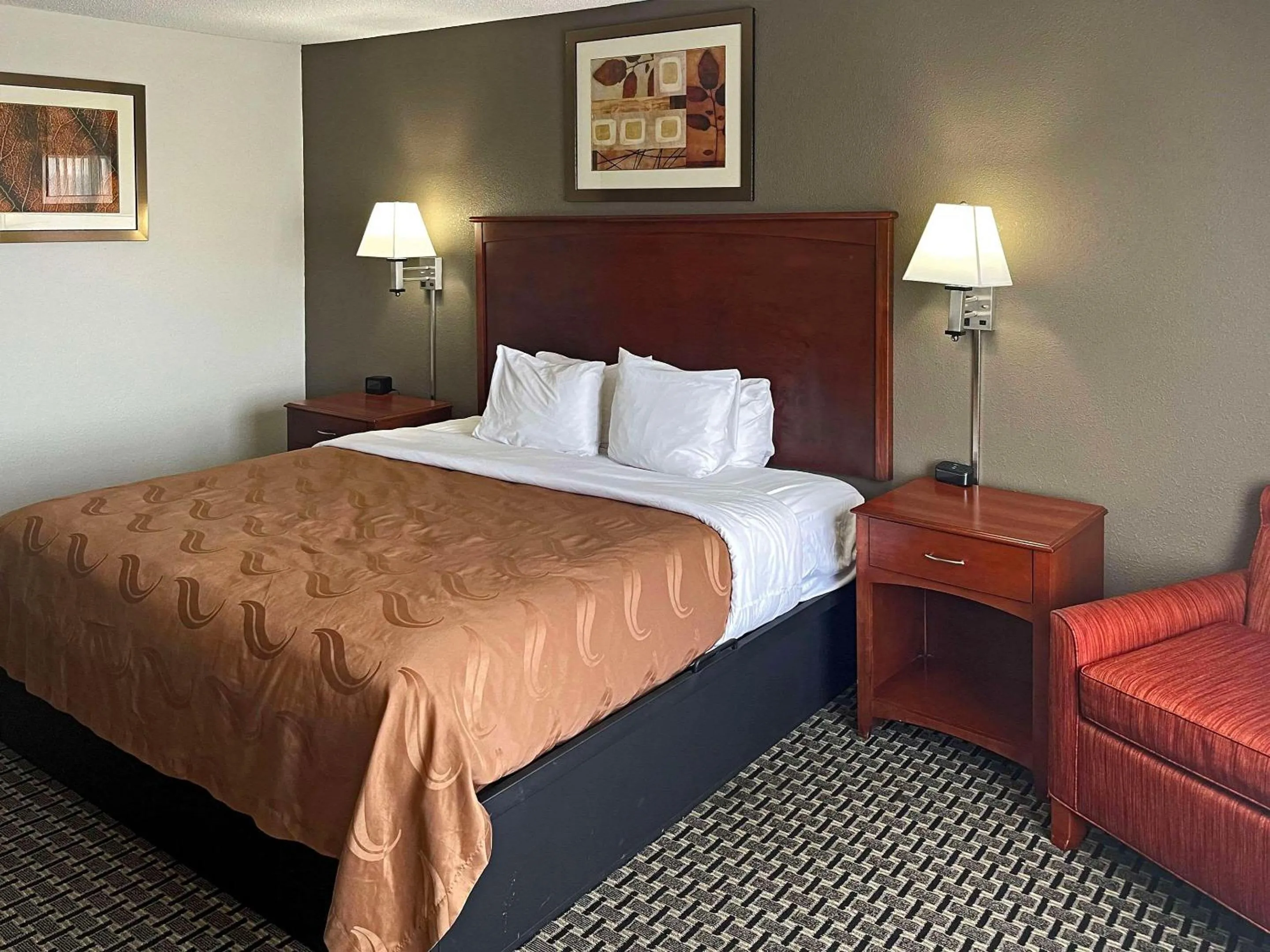 Bedroom, Bed in Quality Inn & Suites Cincinnati Sharonville