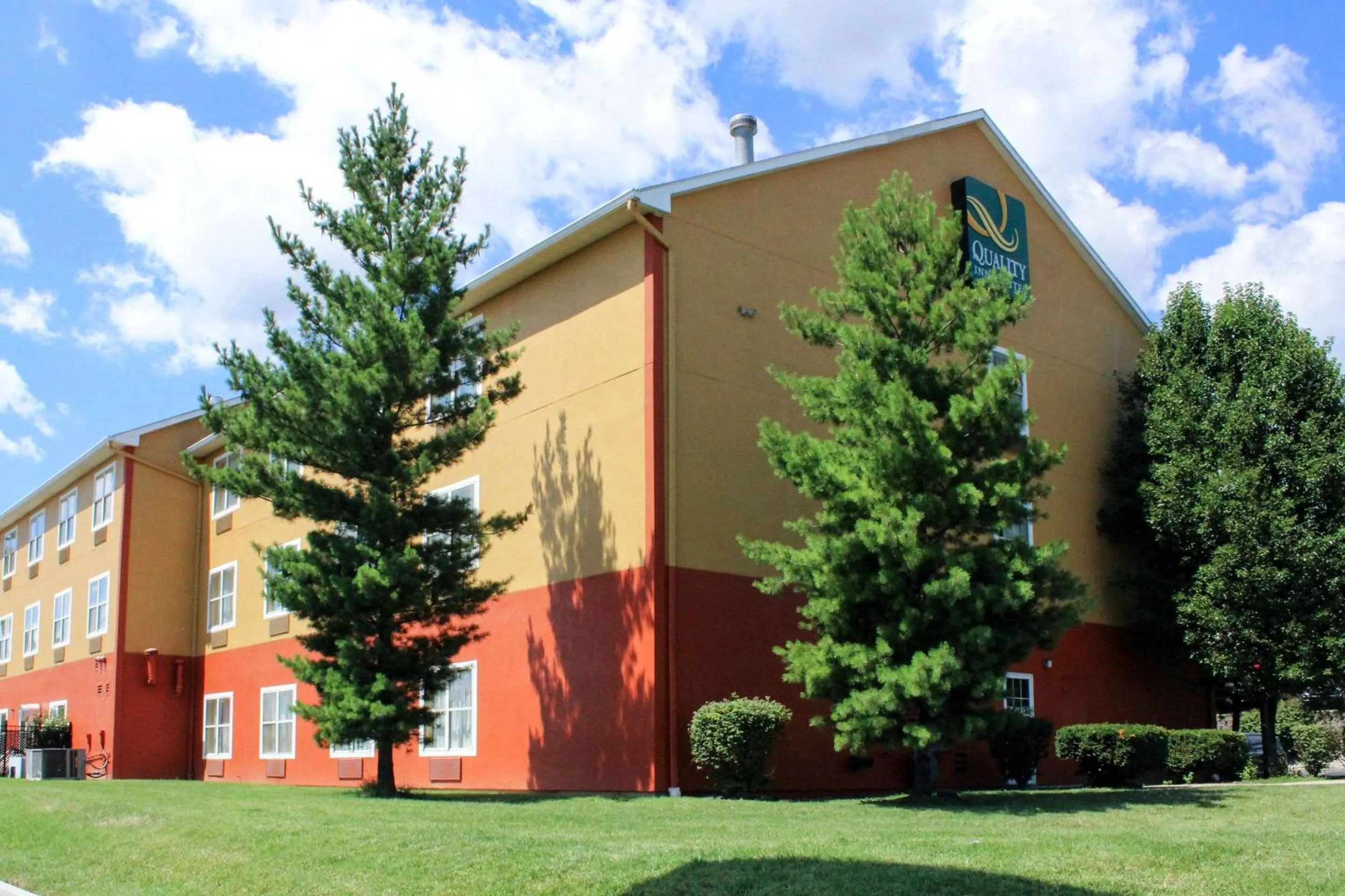 Property building in Quality Inn & Suites Cincinnati Sharonville