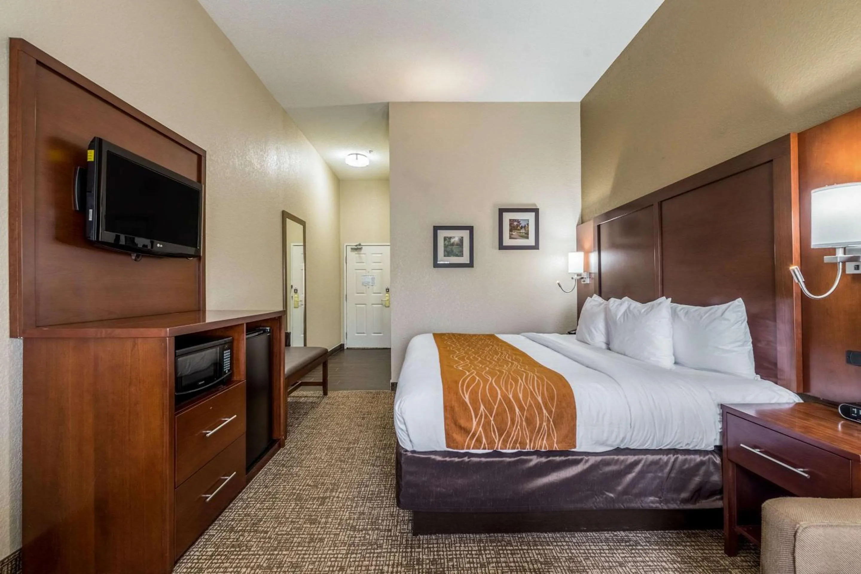 Photo of the whole room, Bed in Comfort Inn & Suites Dayton North