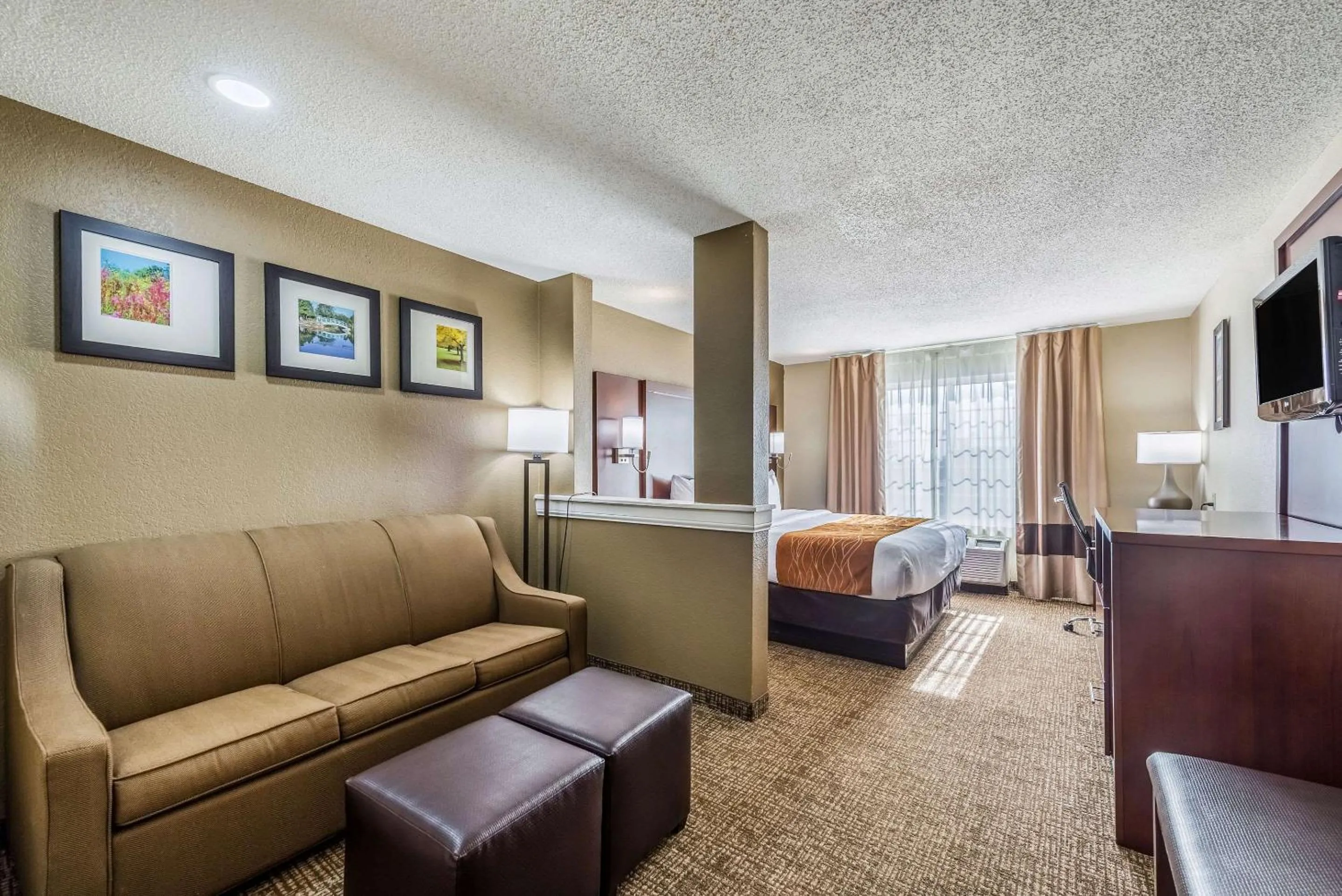 Photo of the whole room, Bed in Comfort Inn & Suites Dayton North