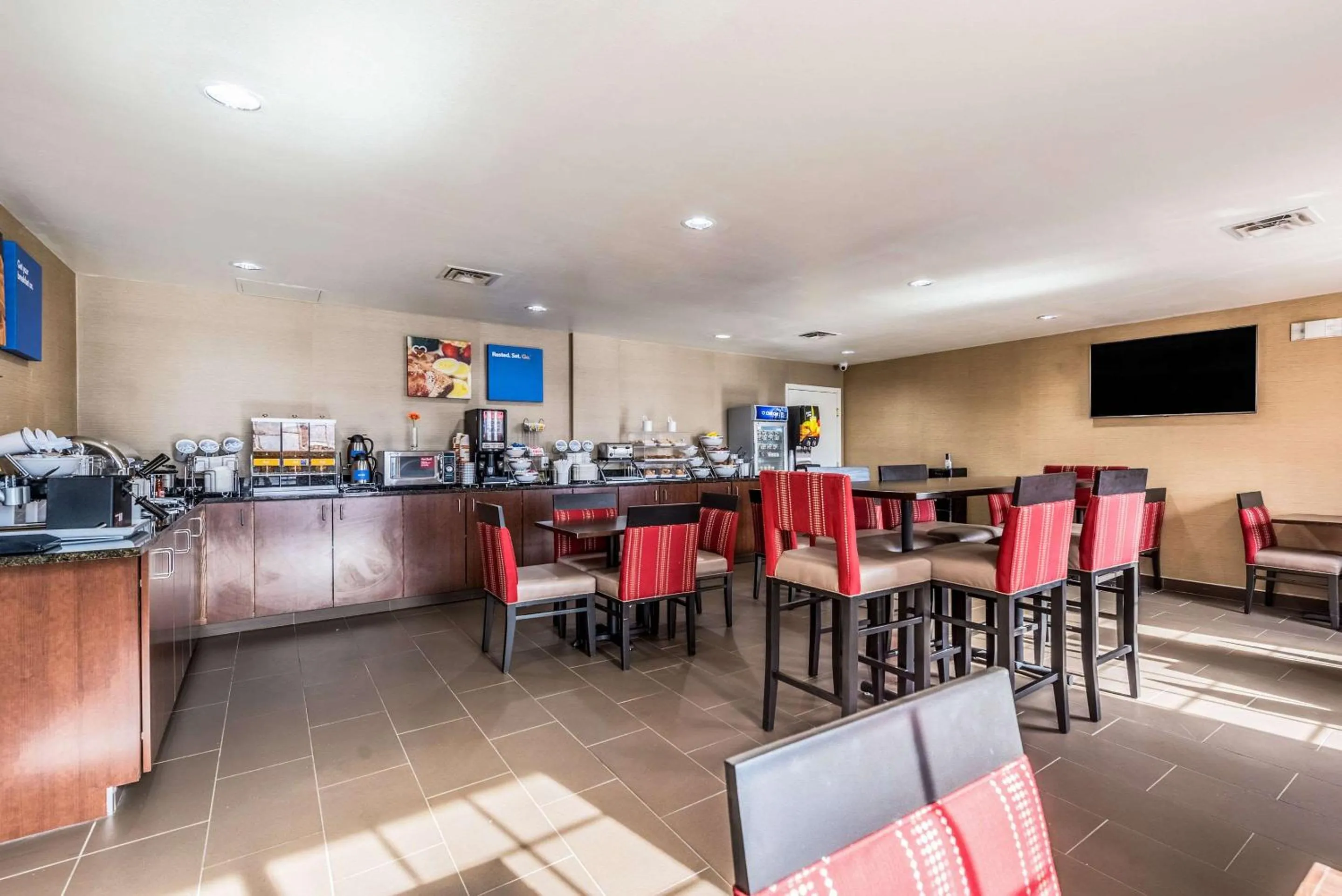 Restaurant/places to eat in Comfort Inn & Suites Dayton North