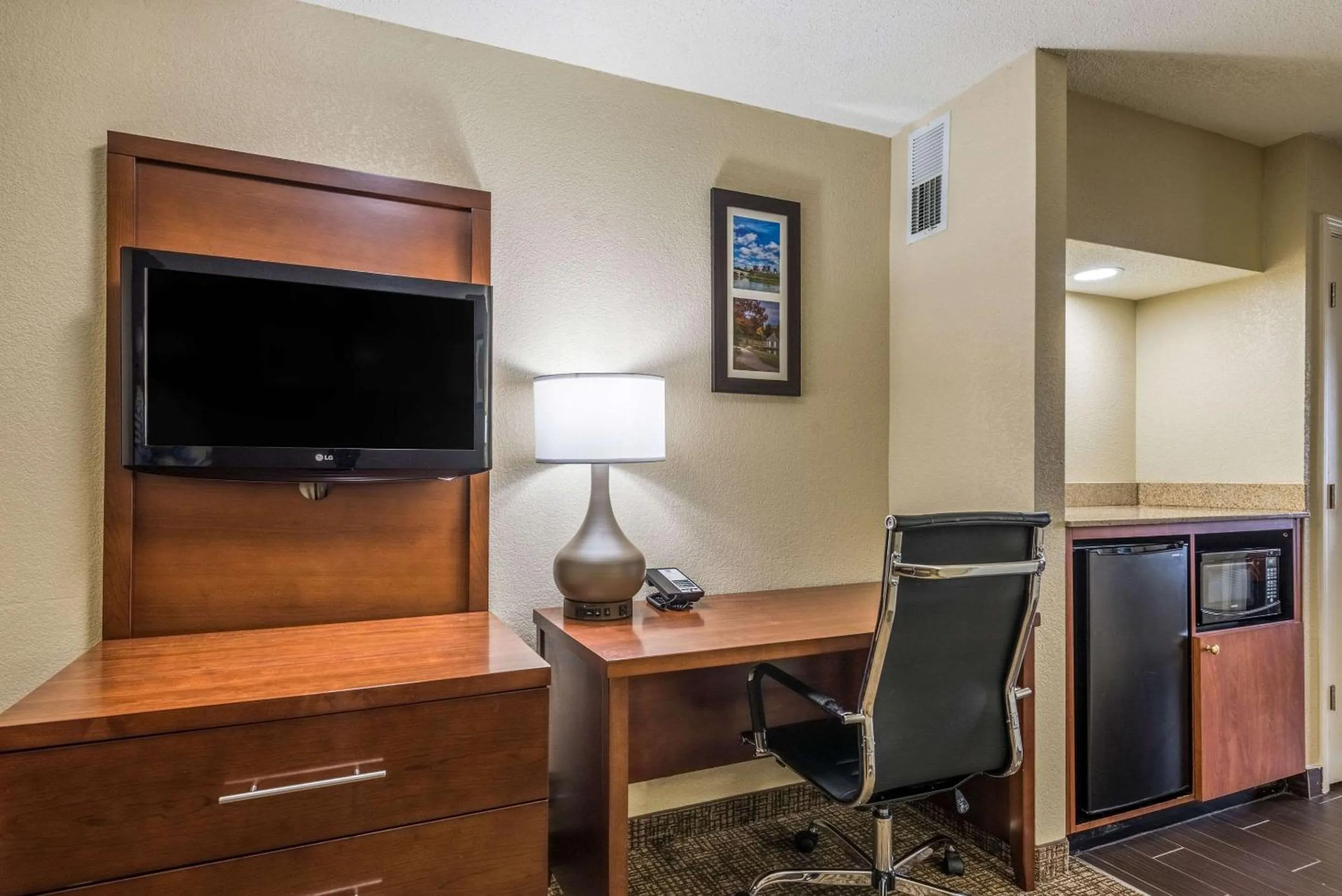 Photo of the whole room in Comfort Inn & Suites Dayton North
