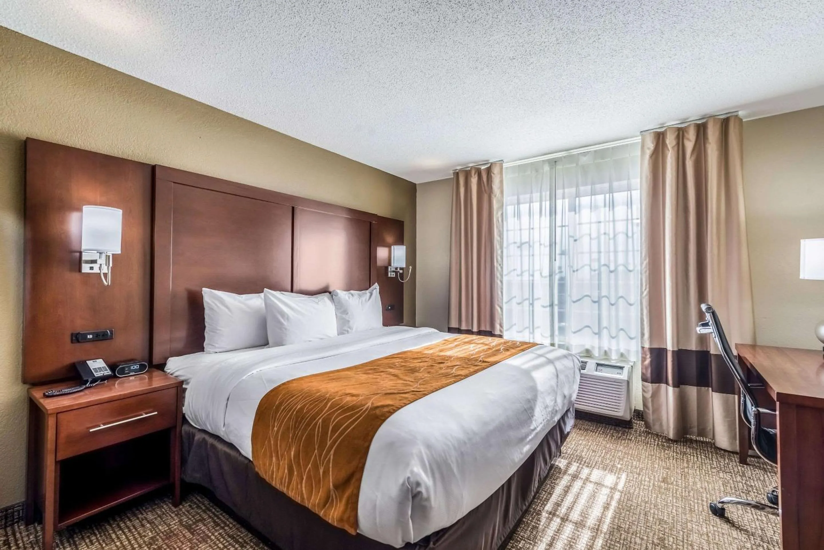 Photo of the whole room, Bed in Comfort Inn & Suites Dayton North