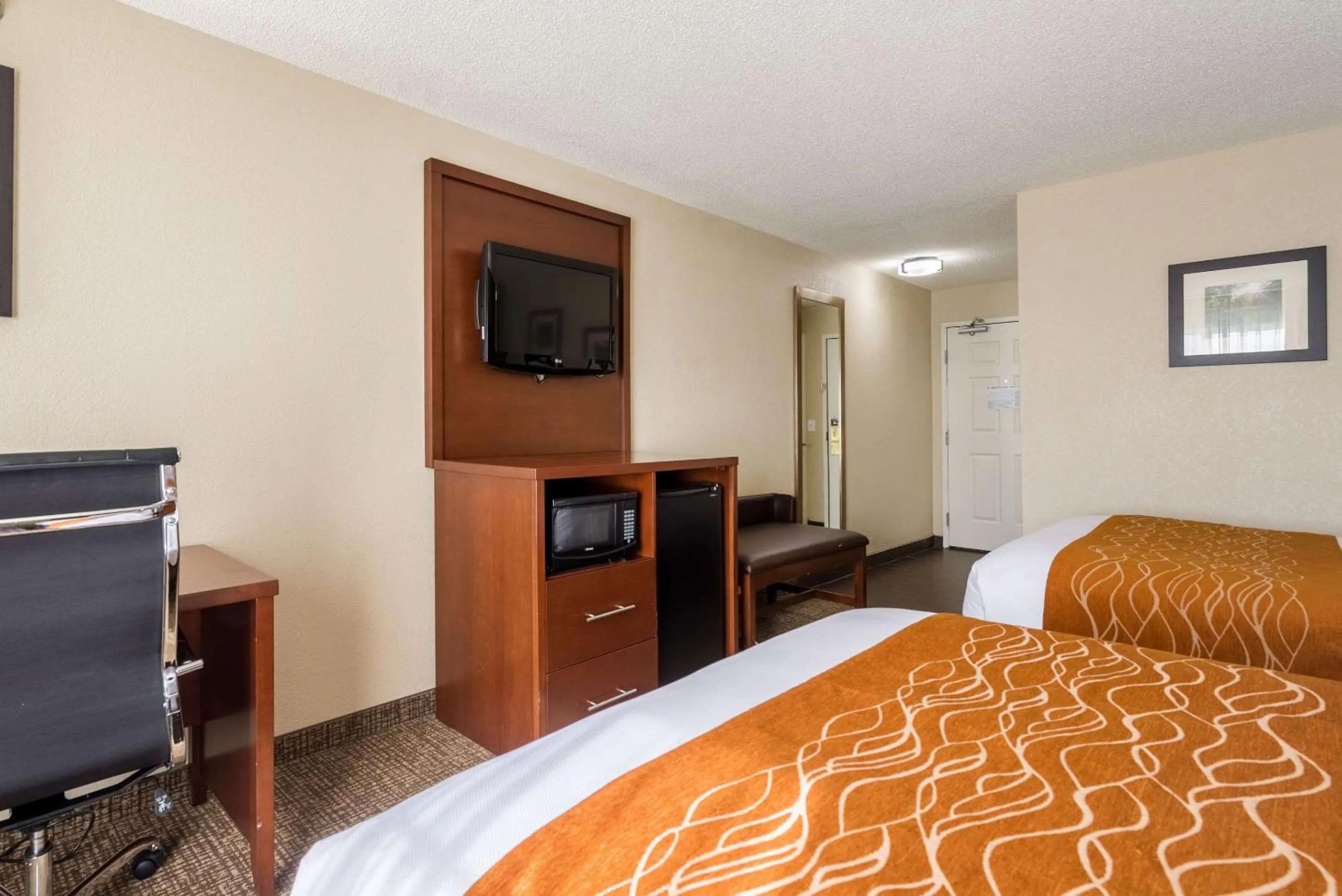 Photo of the whole room, Bed in Comfort Inn & Suites Dayton North