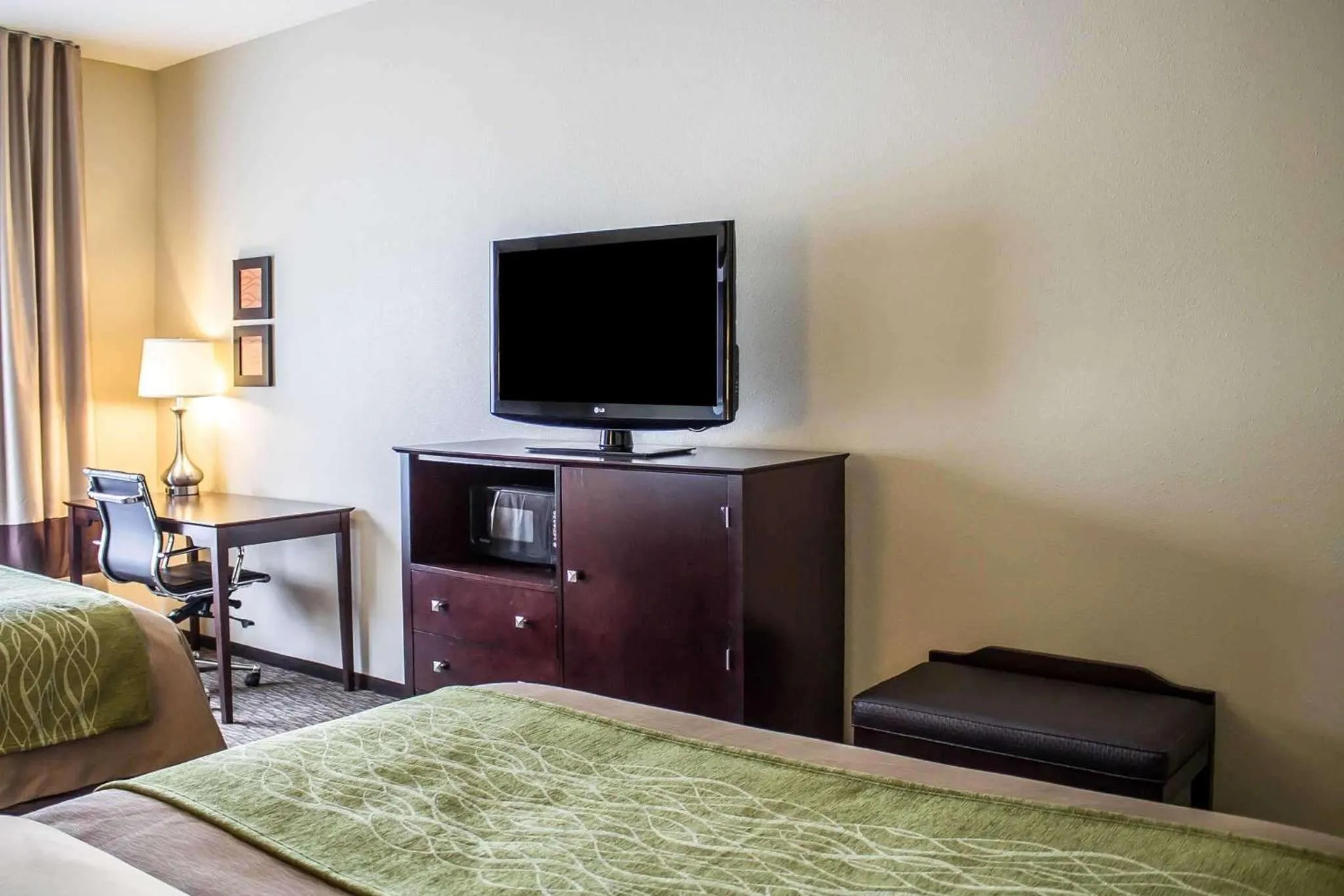 Photo of the whole room, Bed in Comfort Inn St Clairsville