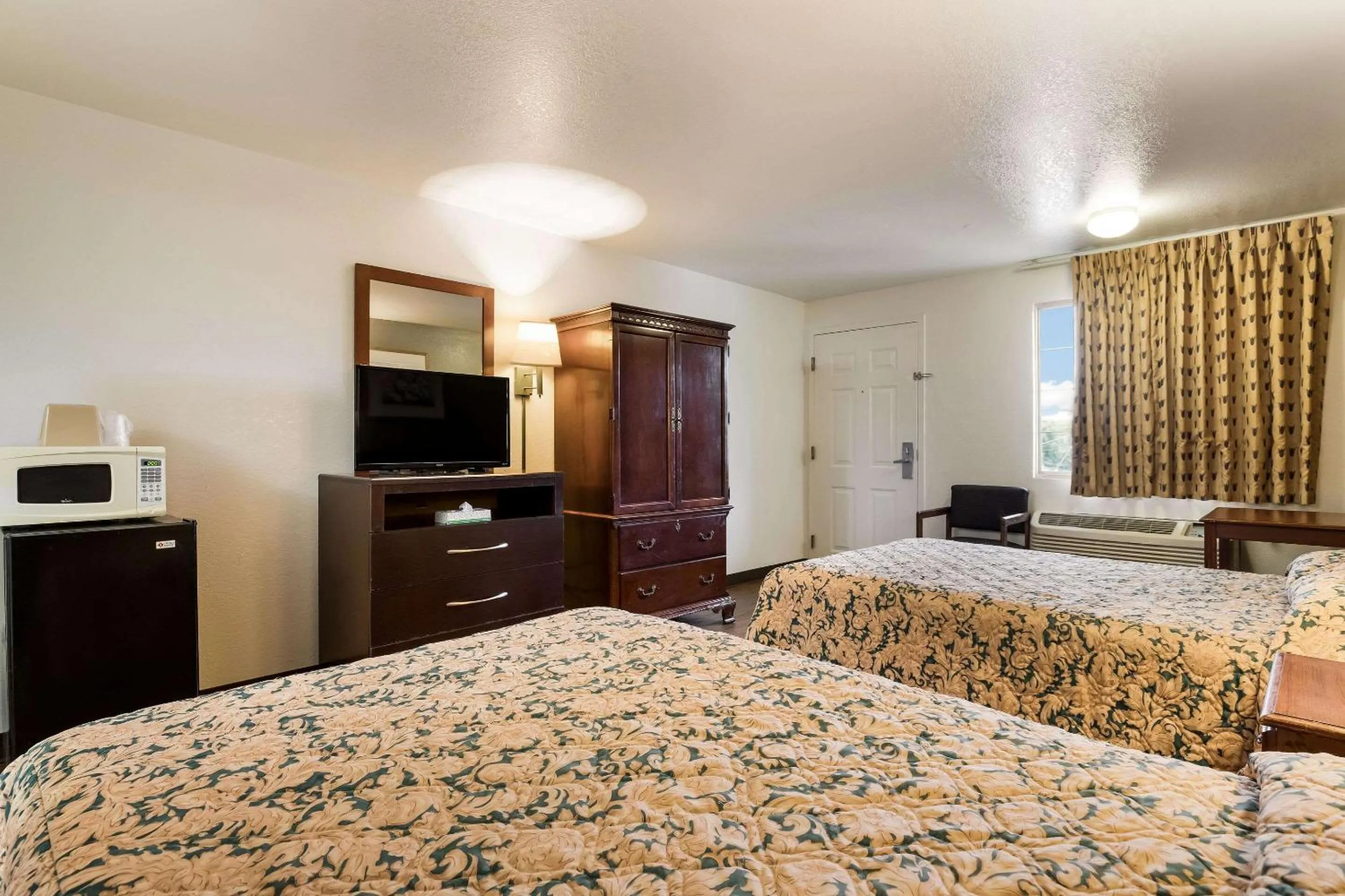 Bedroom, Bed in Econo Lodge Bartlesville Hwy 75