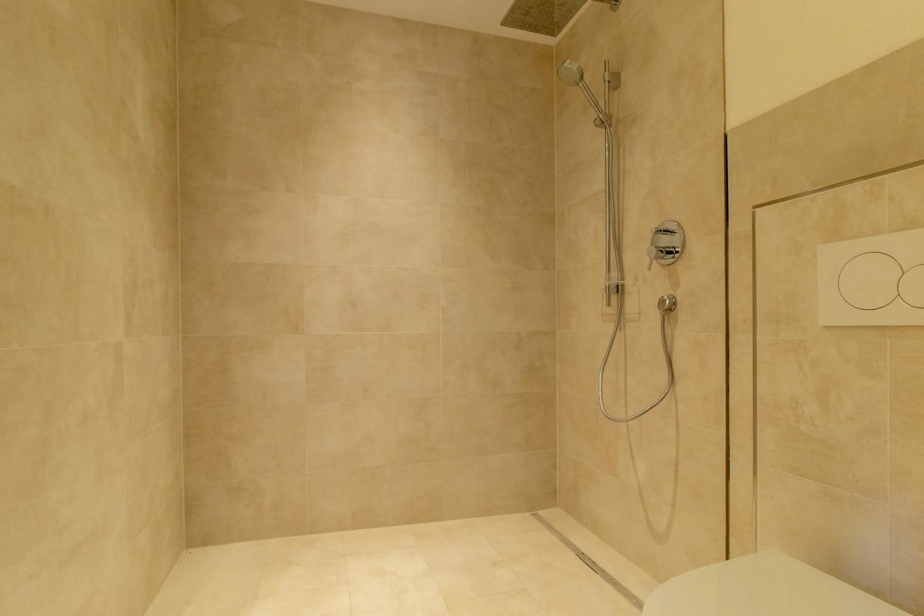 Shower in Wally Berg-Appartements