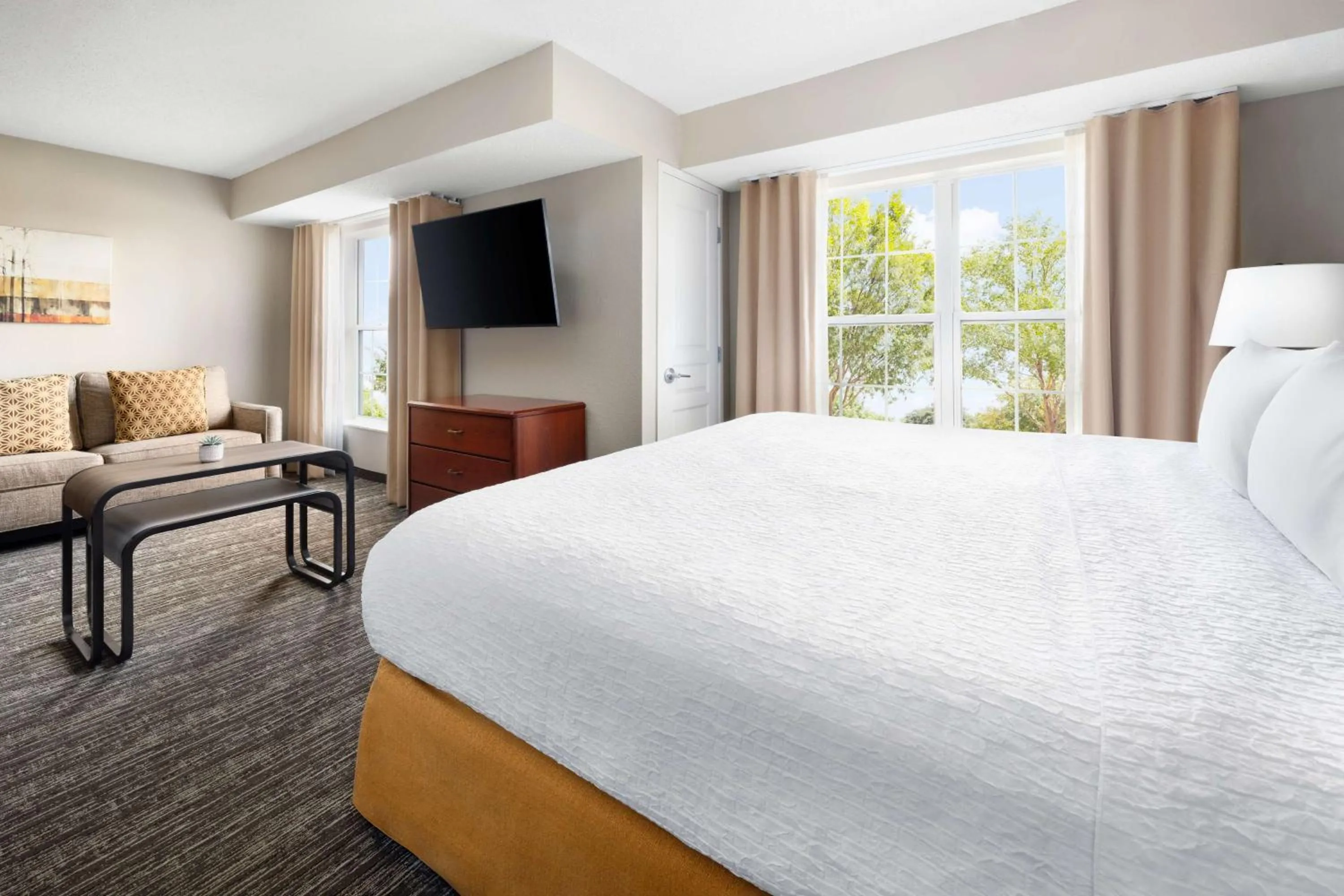 Living room, Bed in Homewood Suites by Hilton Dallas-DFW Airport N-Grapevine