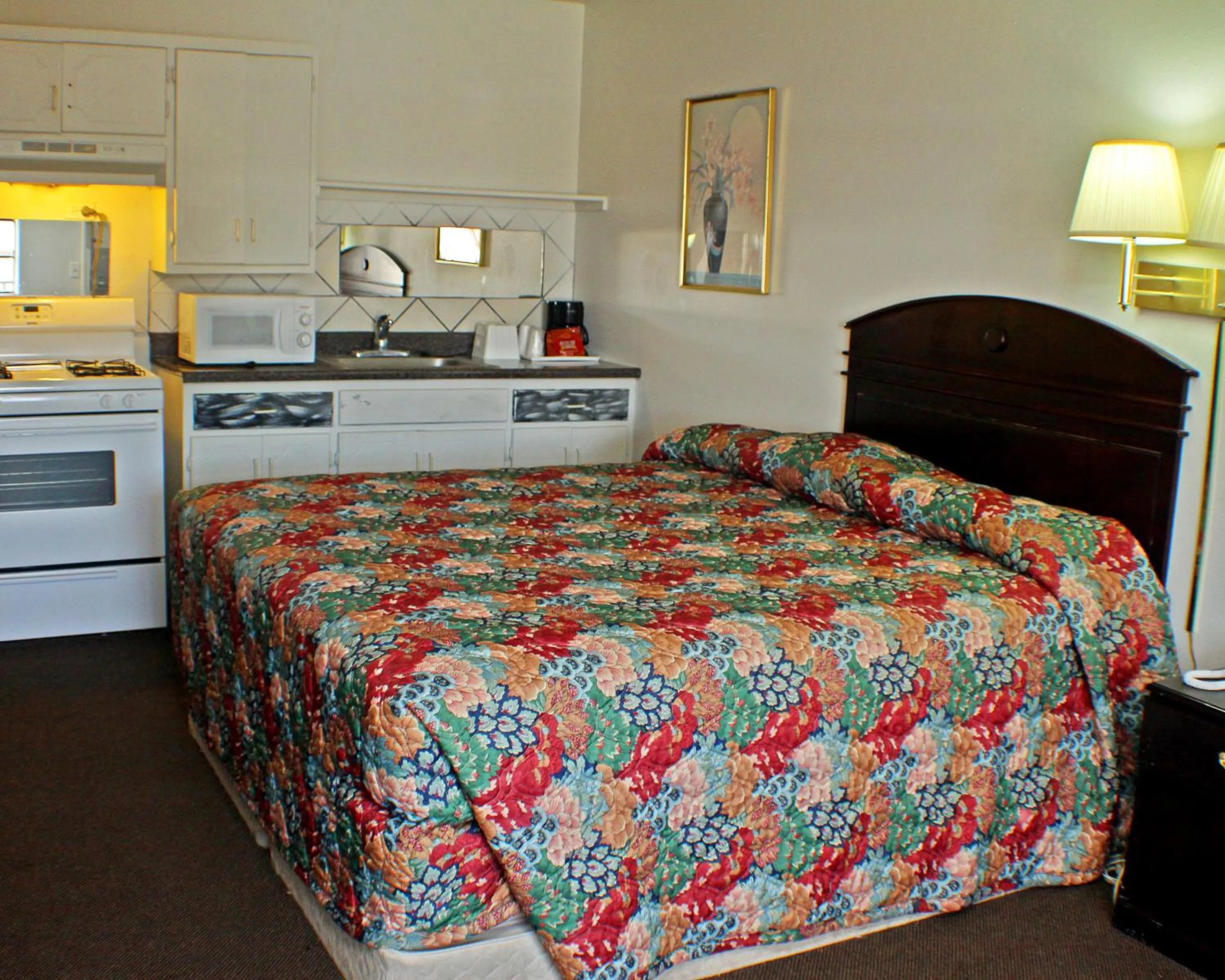 Bedroom, Bed in American Dream Inn