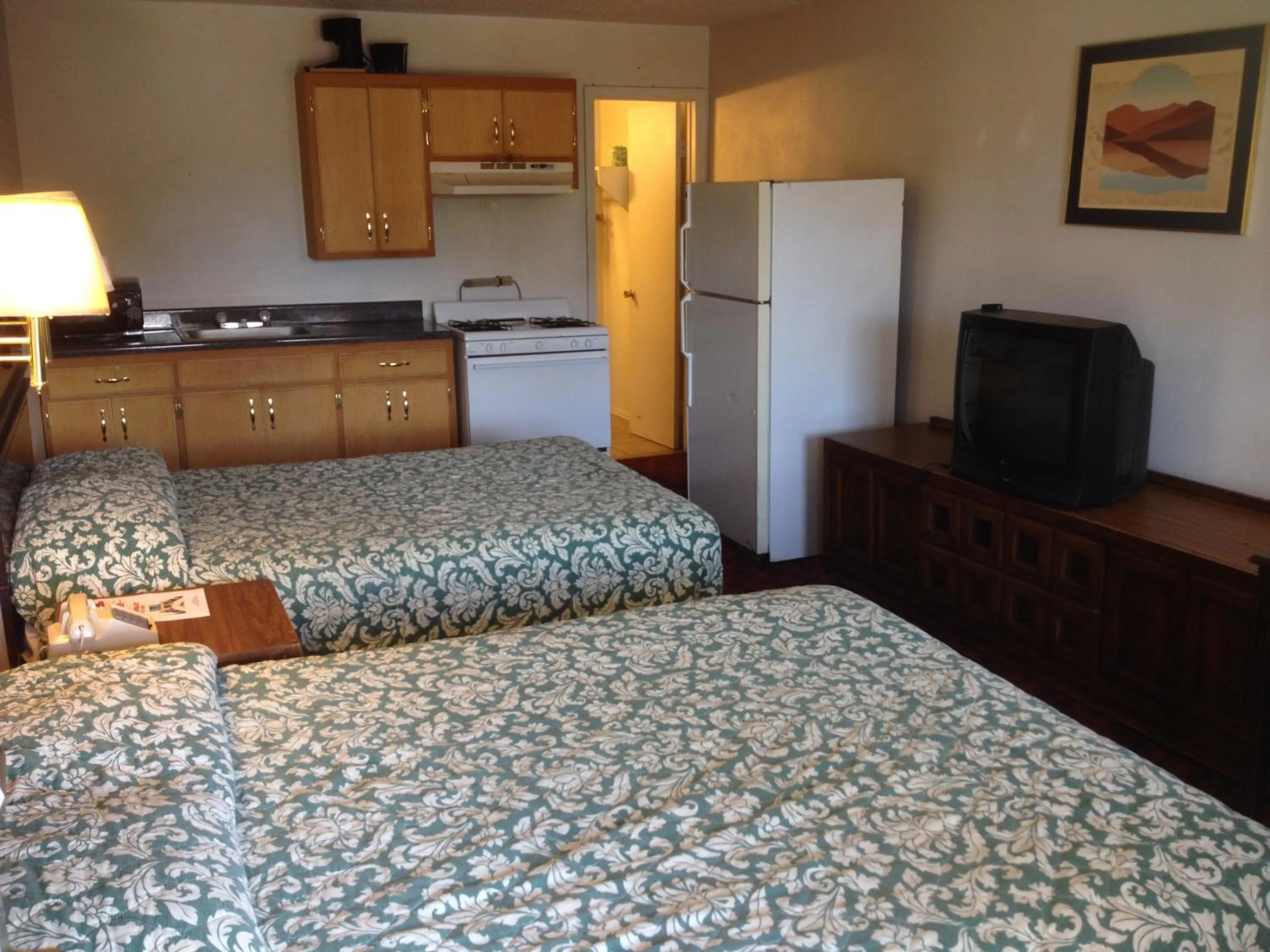Kitchen or kitchenette, Bed in American Dream Inn