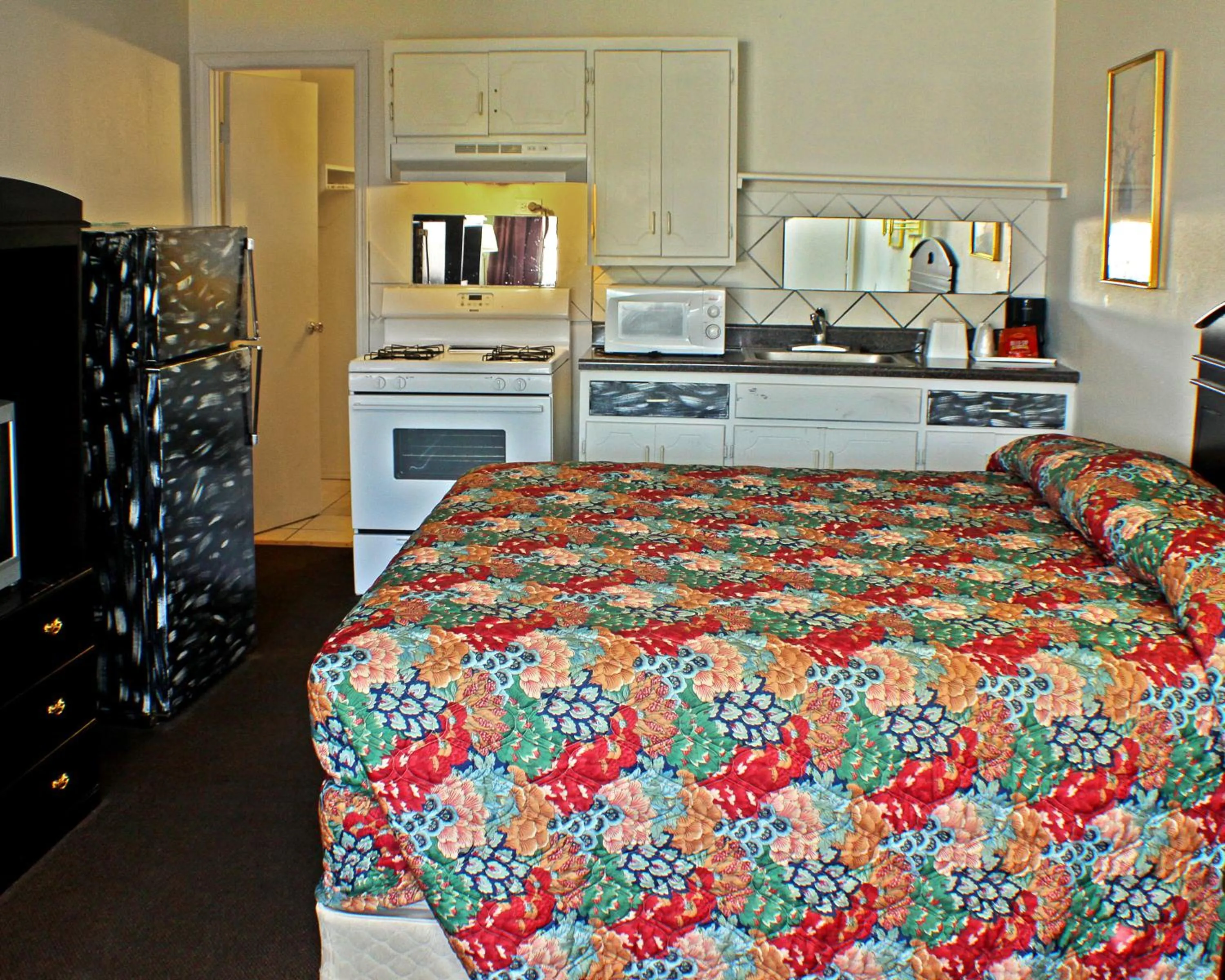 Kitchen or kitchenette, Bed in American Dream Inn