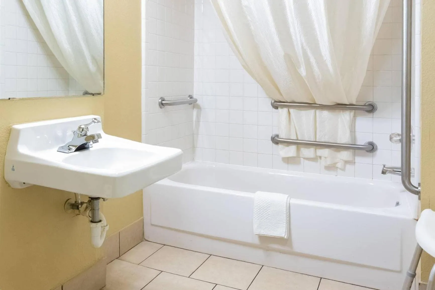 Bedroom in Econo Lodge McAlester