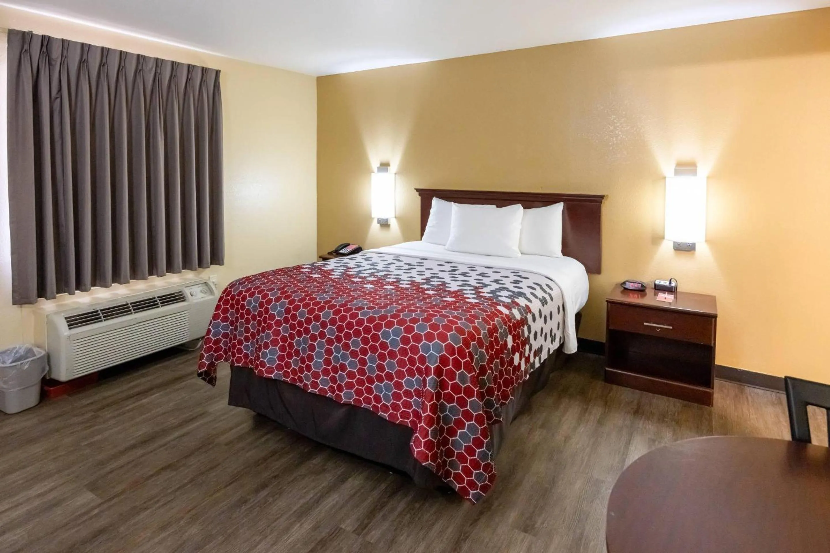 Bedroom, Bed in Econo Lodge McAlester