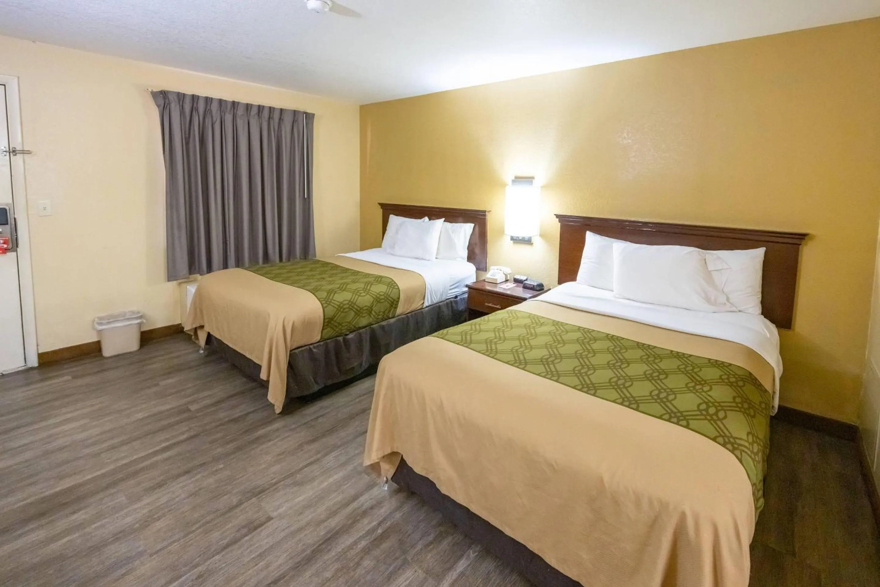 Bedroom, Bed in Econo Lodge McAlester