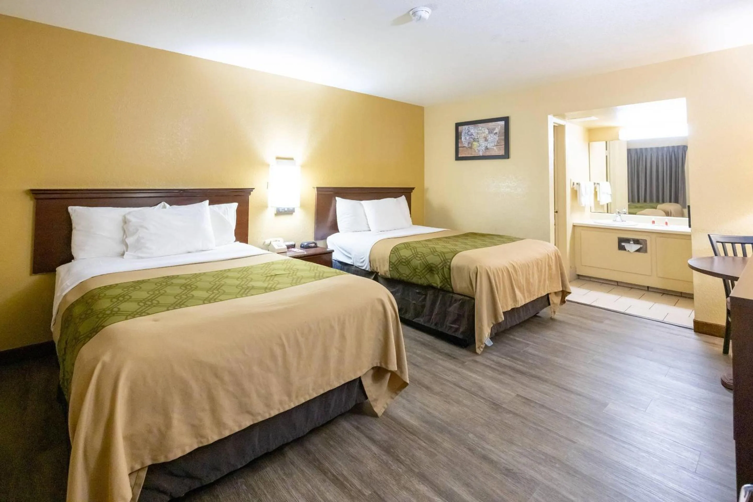 Bedroom, Bed in Econo Lodge McAlester