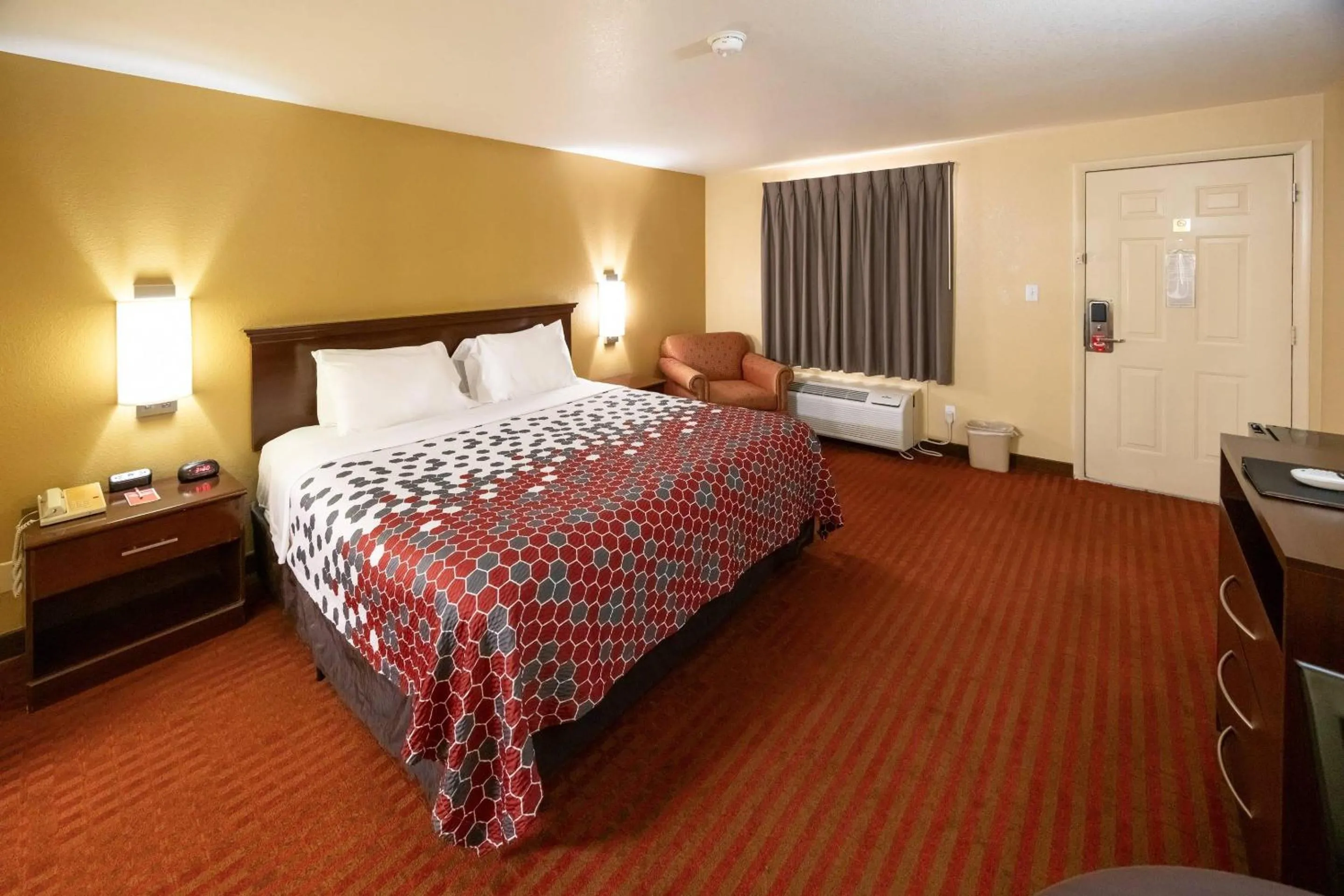 Bedroom, Bed in Econo Lodge McAlester