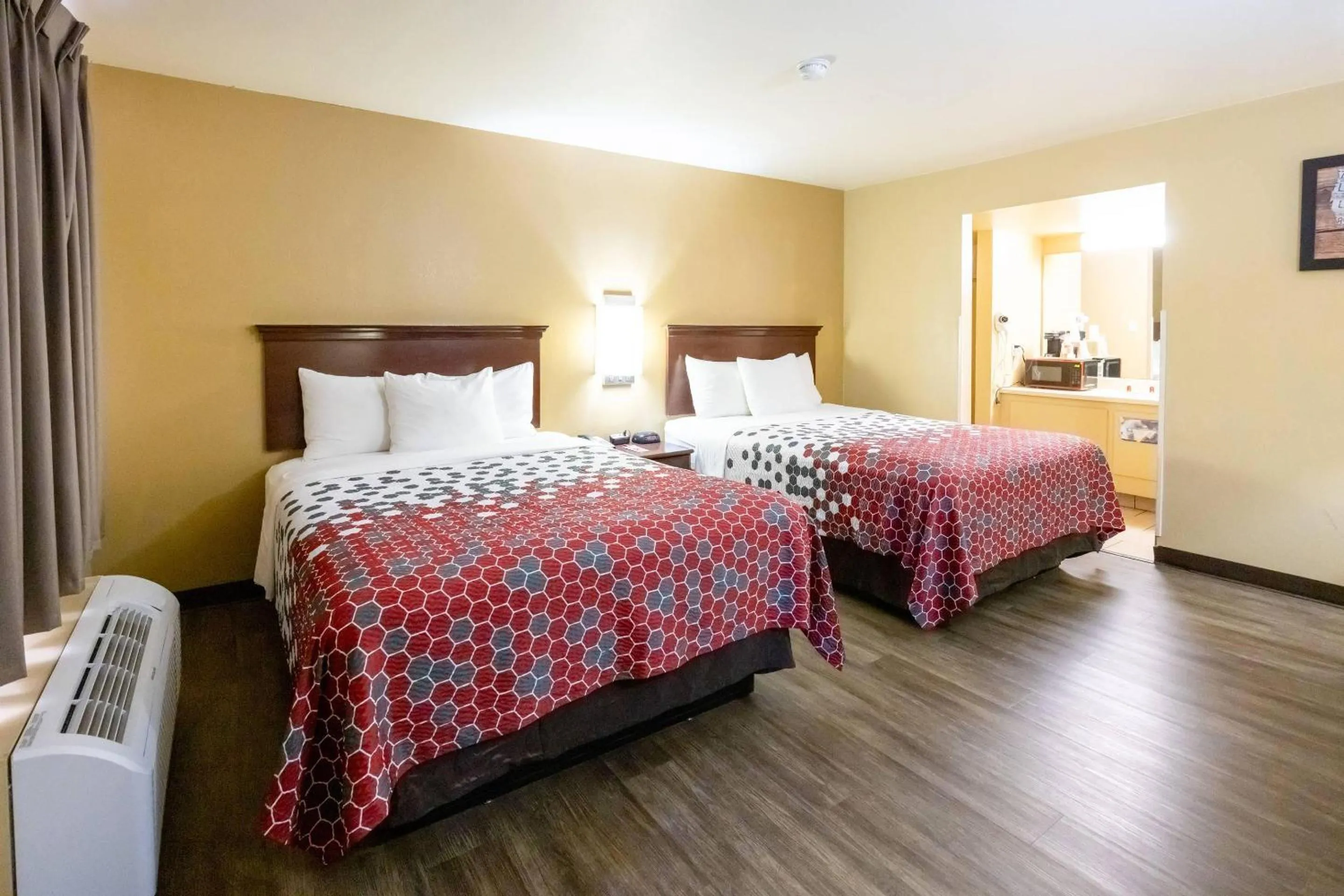 Bedroom, Bed in Econo Lodge McAlester