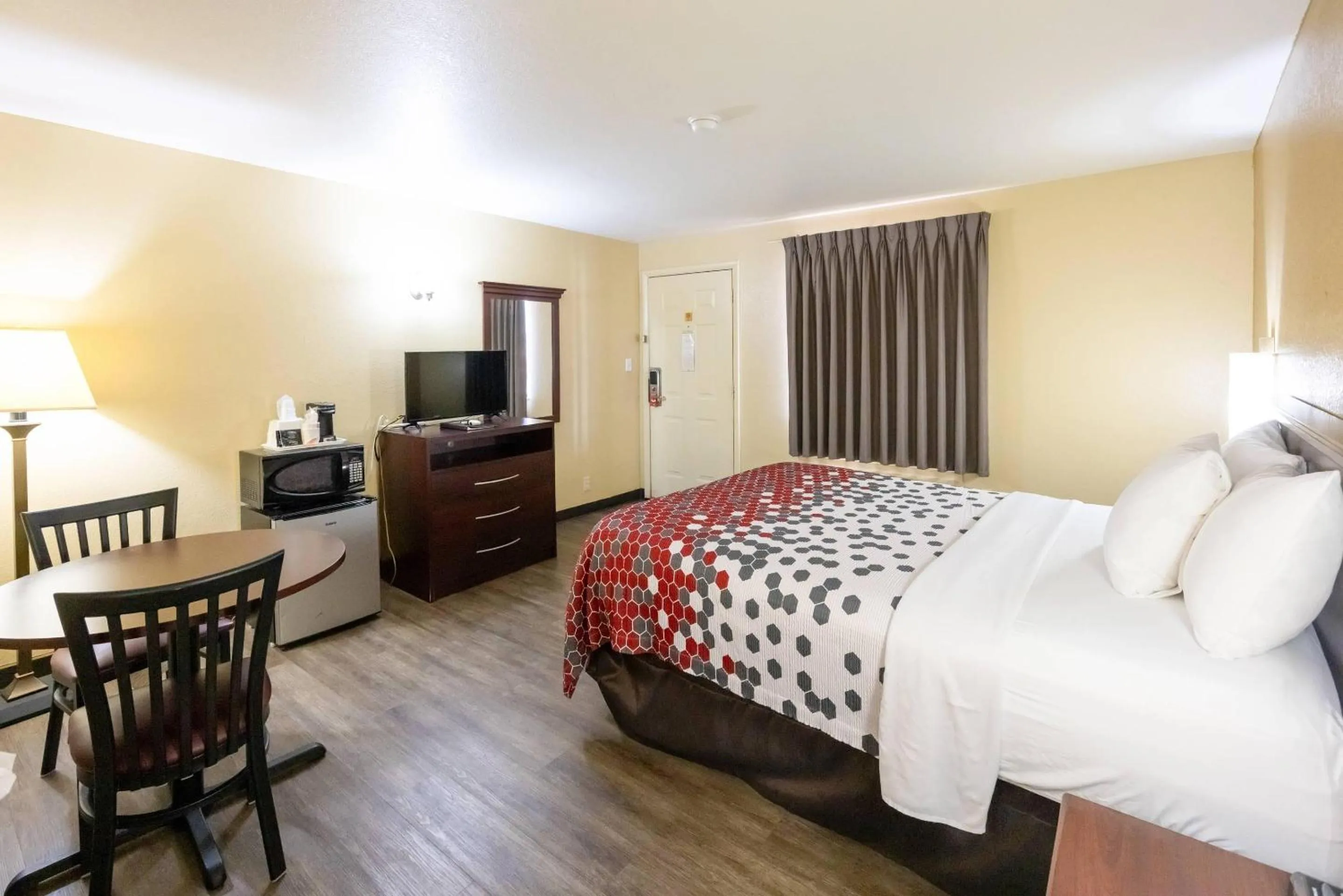 Bedroom, Bed in Econo Lodge McAlester