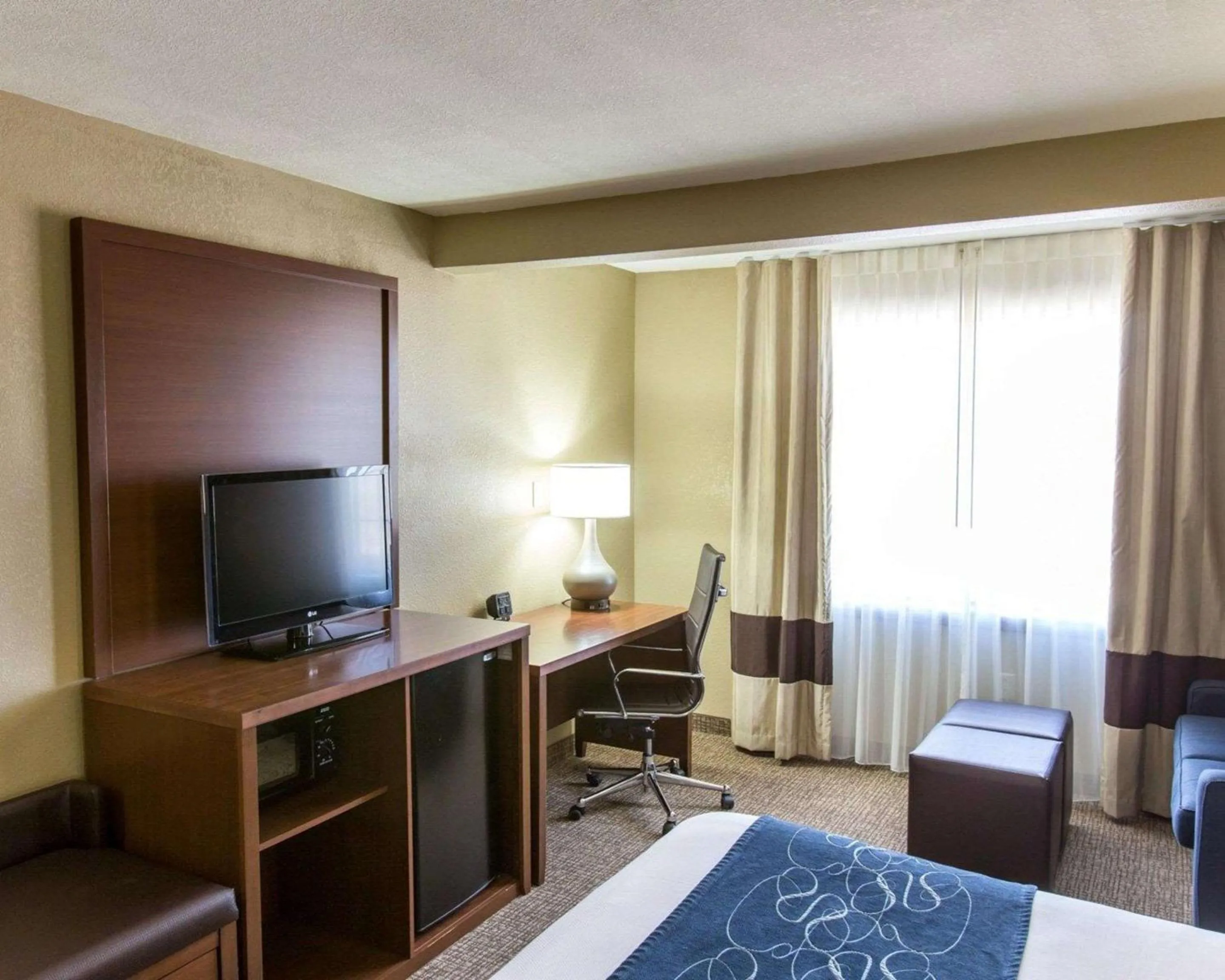Photo of the whole room, Bed in Comfort Suites Idabel