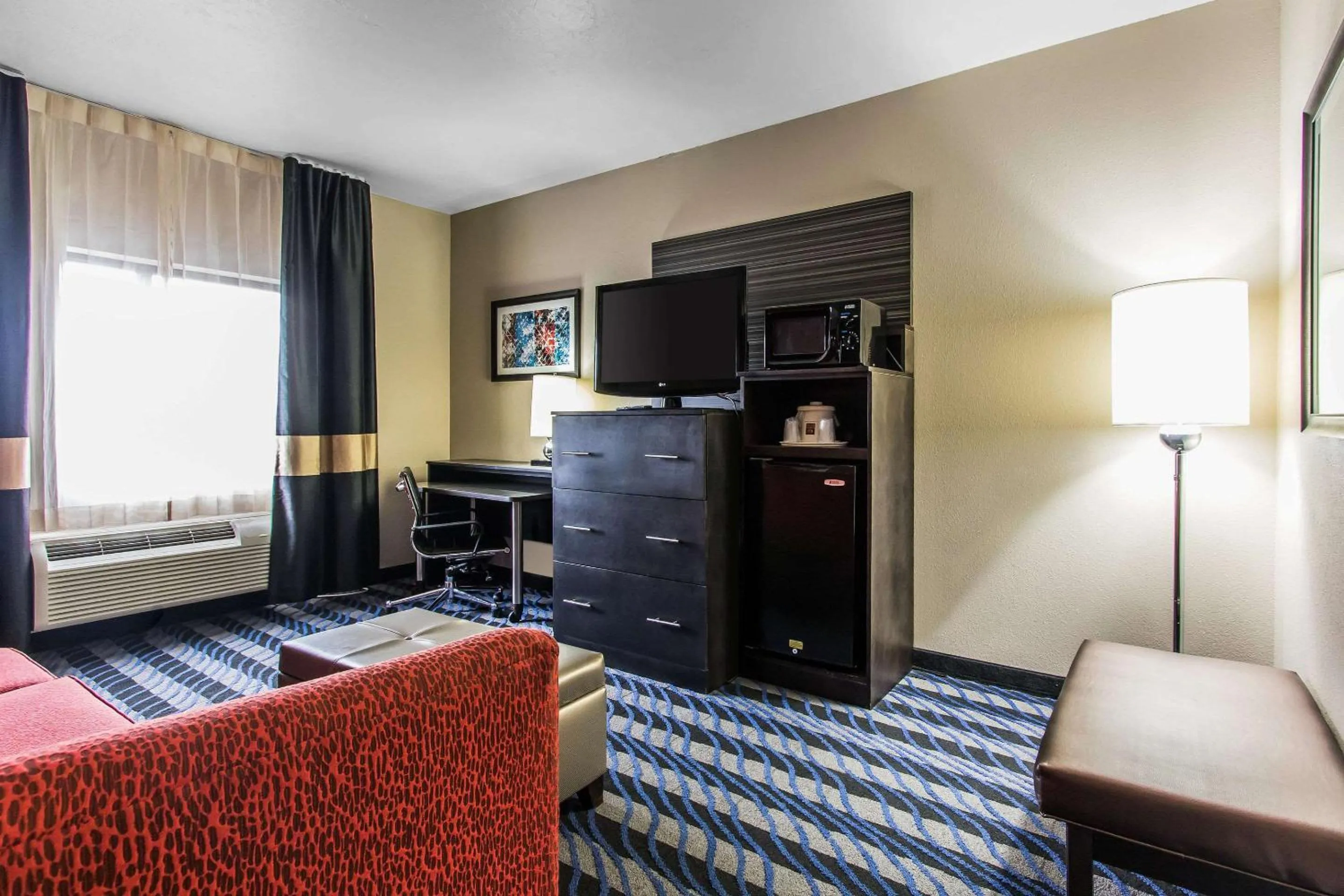 Bedroom, Bed in Comfort Suites Fairgrounds West