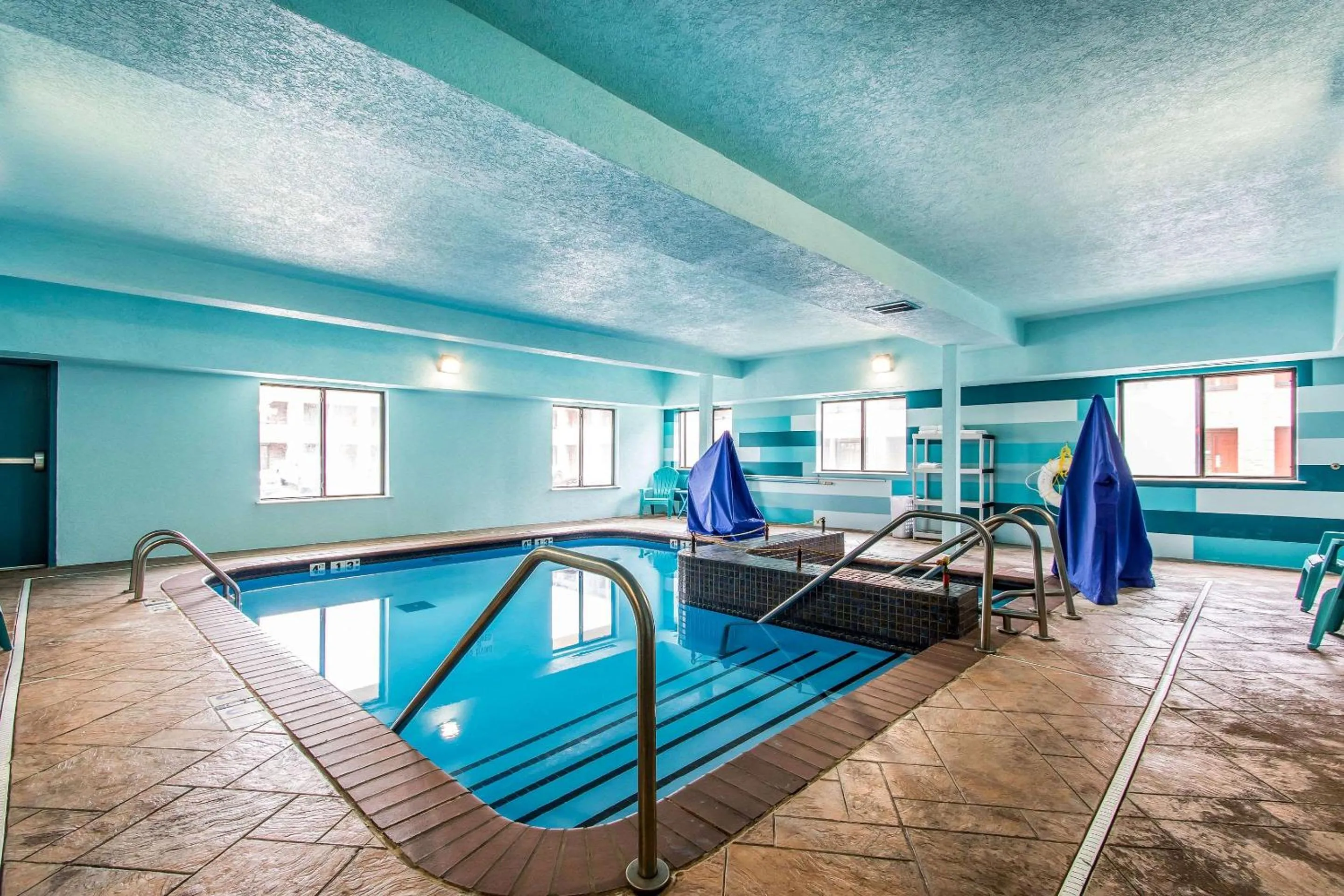 Swimming pool in Comfort Suites Fairgrounds West