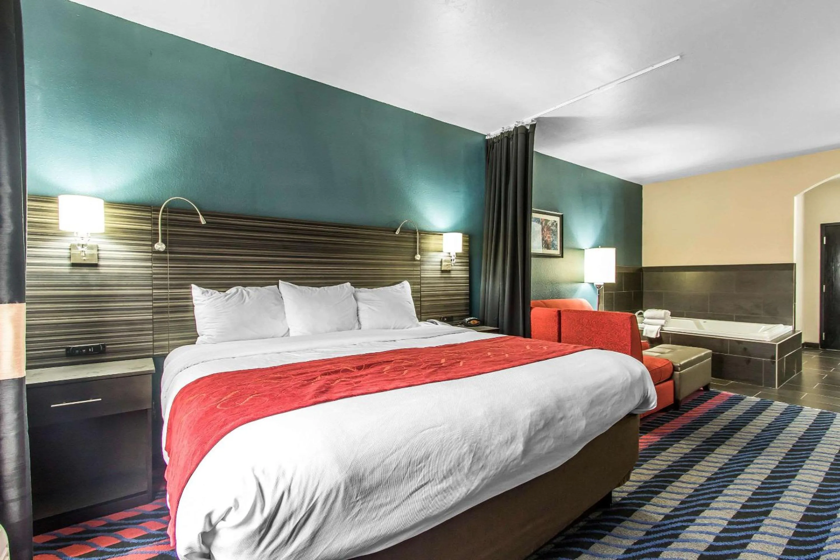 Bedroom, Bed in Comfort Suites Fairgrounds West