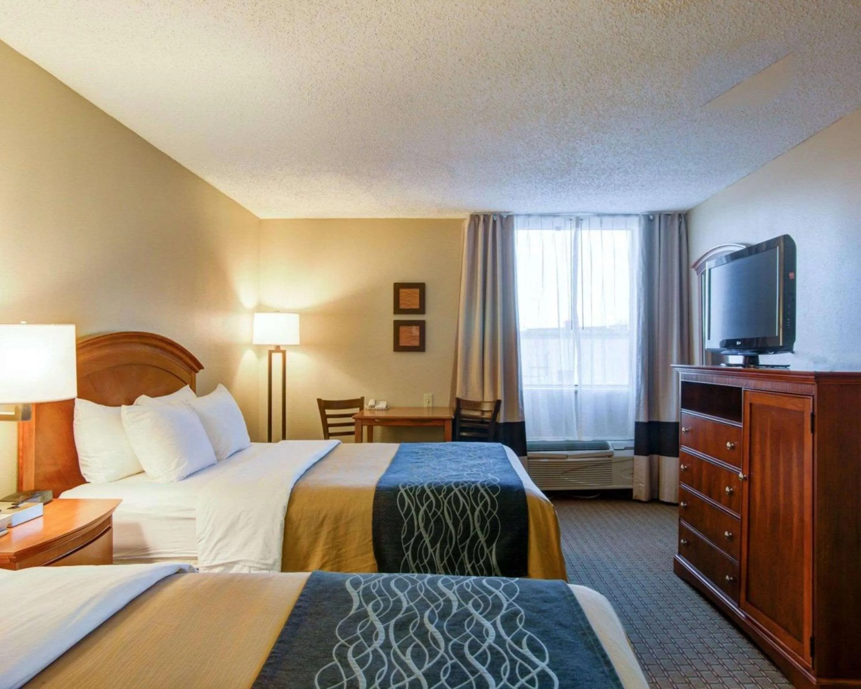 Photo of the whole room, TV/Entertainment Center in Hotel Muskogee