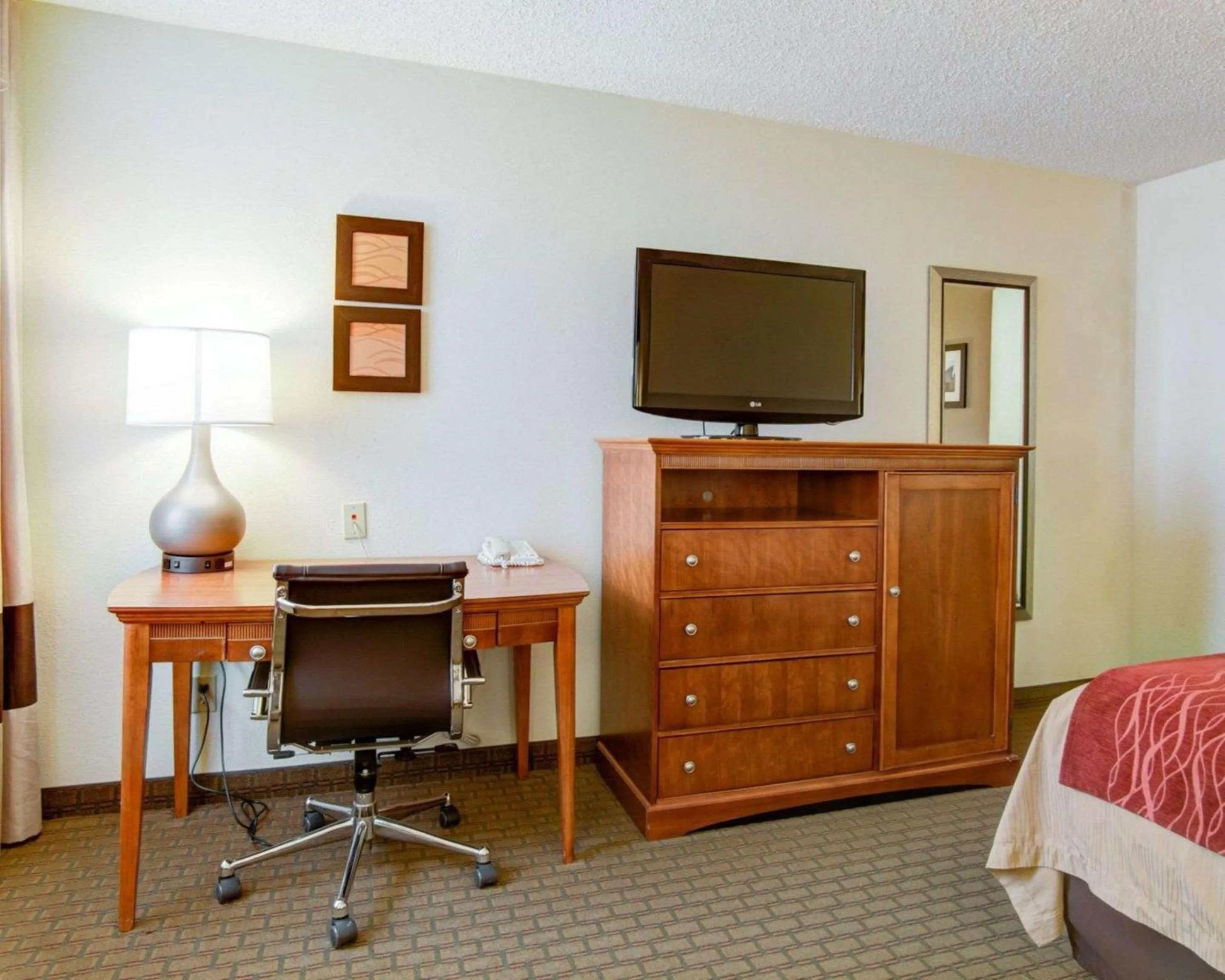 Photo of the whole room, TV/Entertainment Center in Hotel Muskogee
