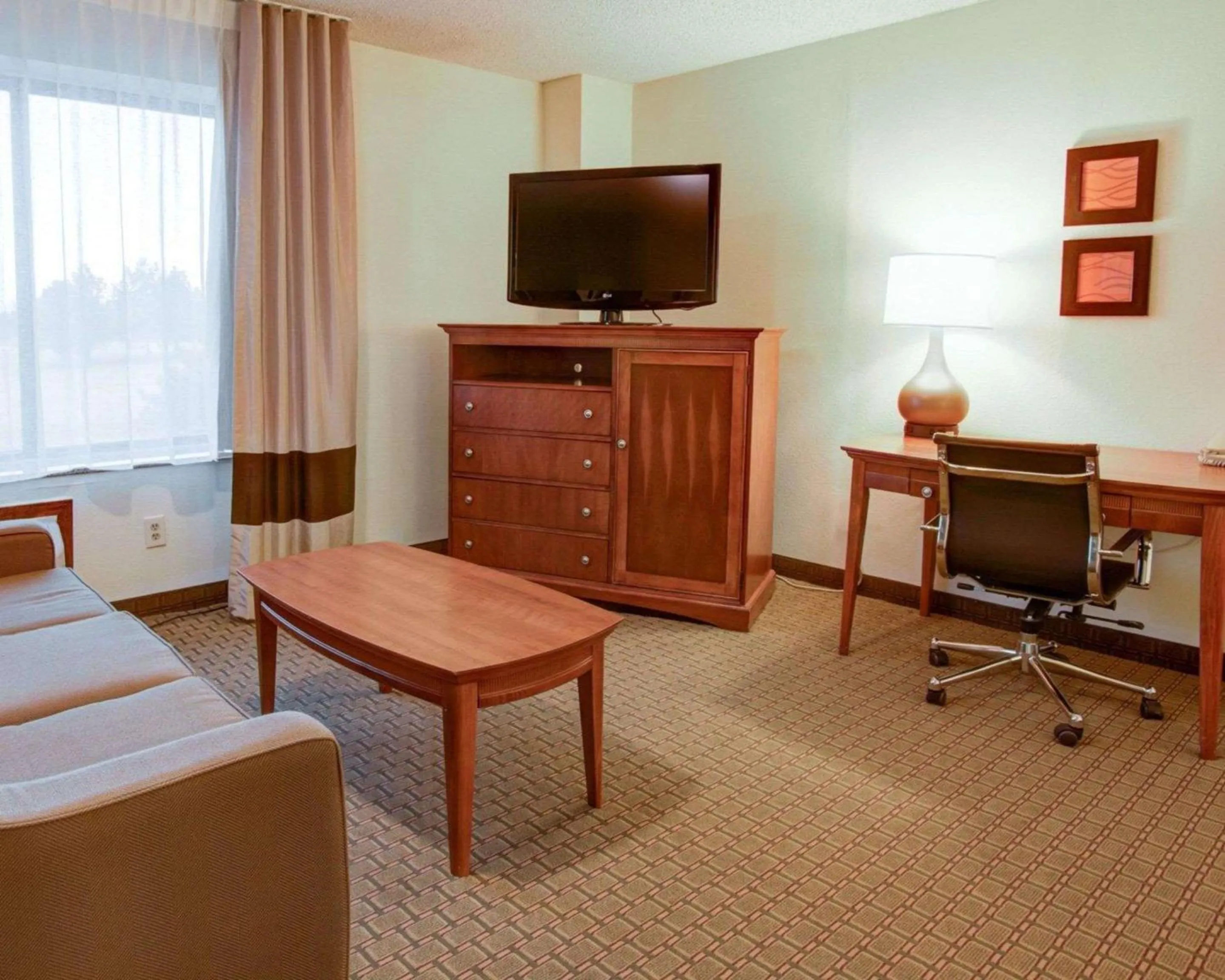 Photo of the whole room, TV/Entertainment Center in Hotel Muskogee