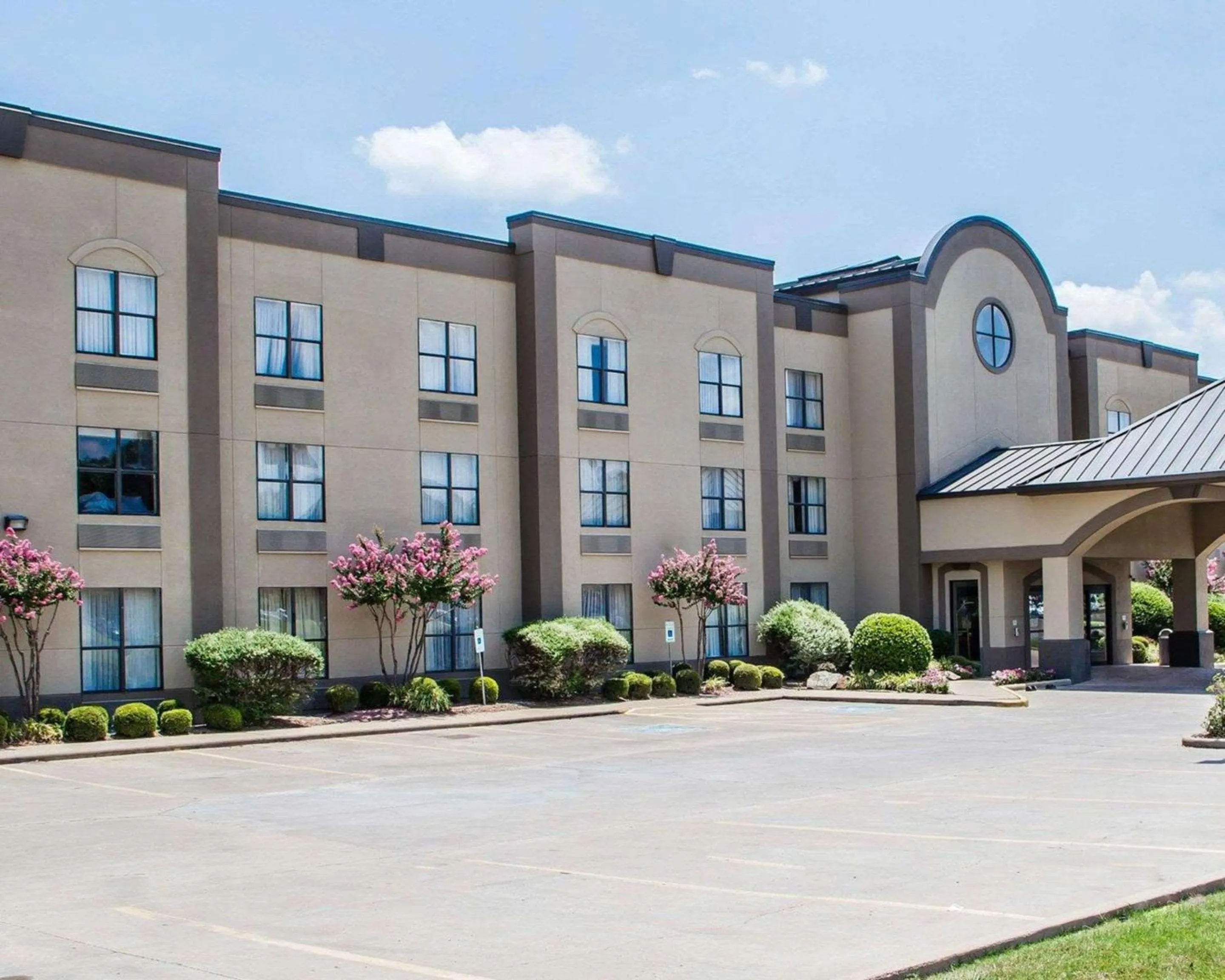 Property building in Comfort Suites McAlester