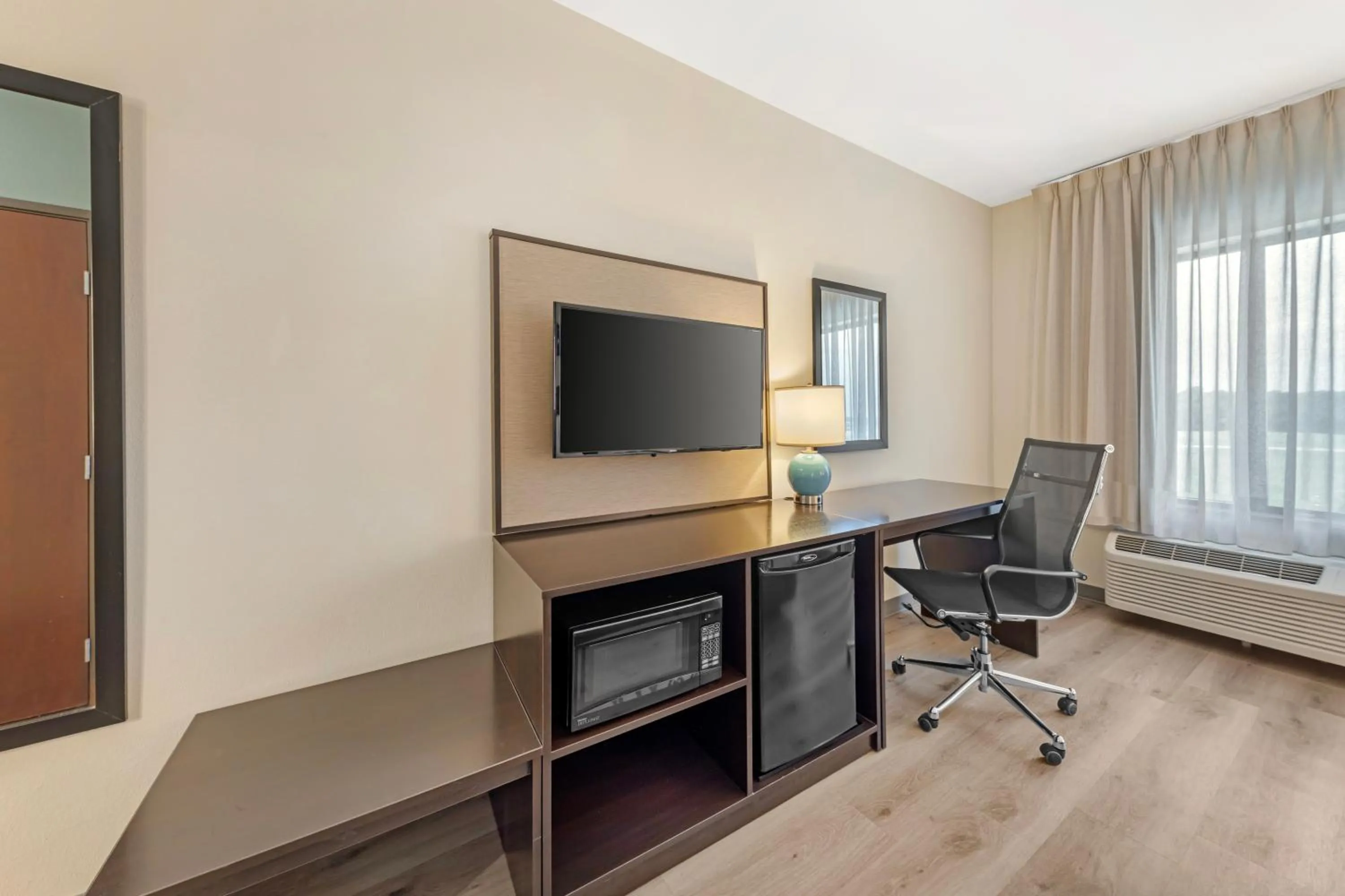 TV and multimedia in Sleep Inn & Suites Norman near University