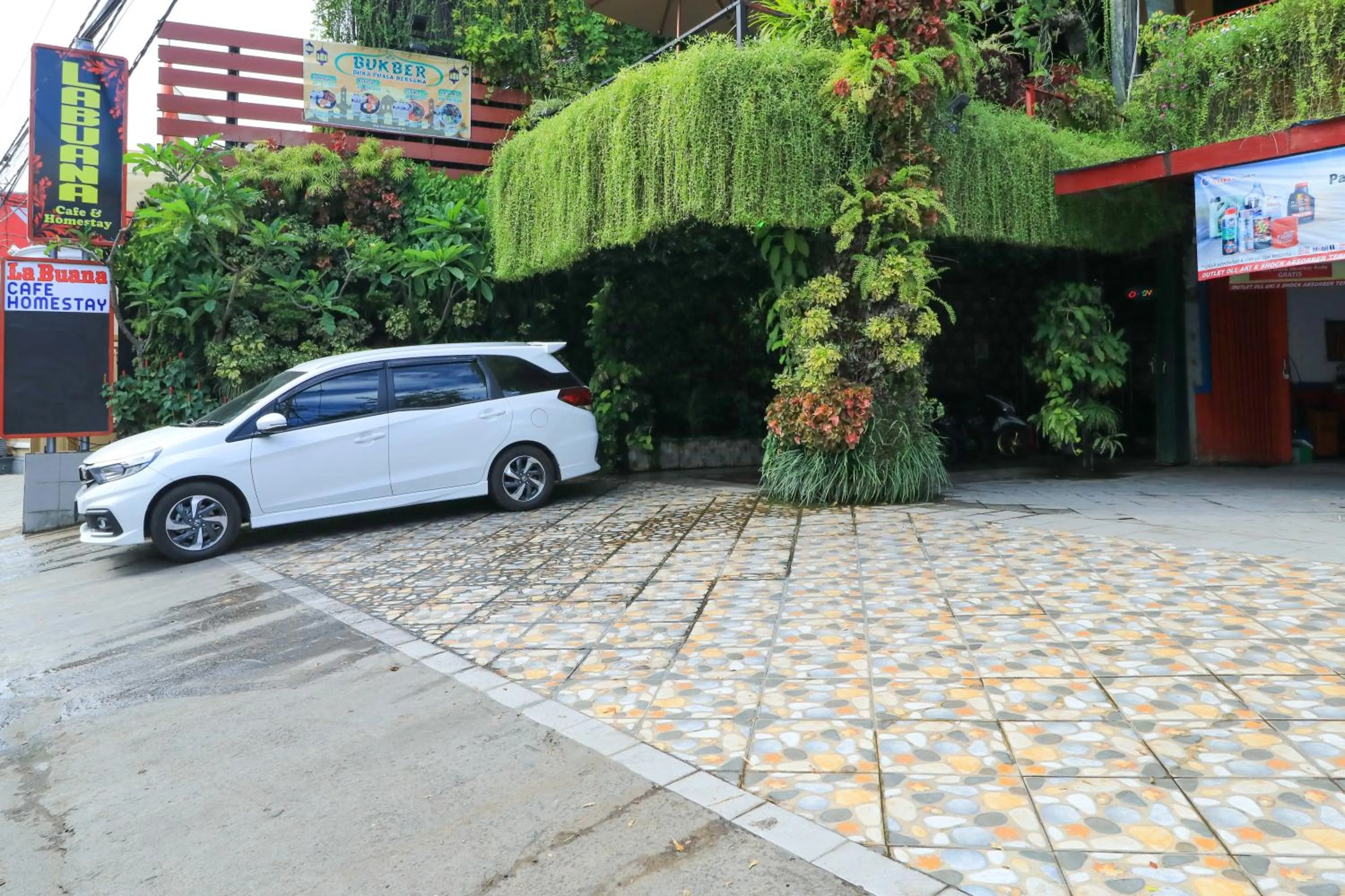Facade/entrance in Labuana Homestay and Cafe Garden Makassar