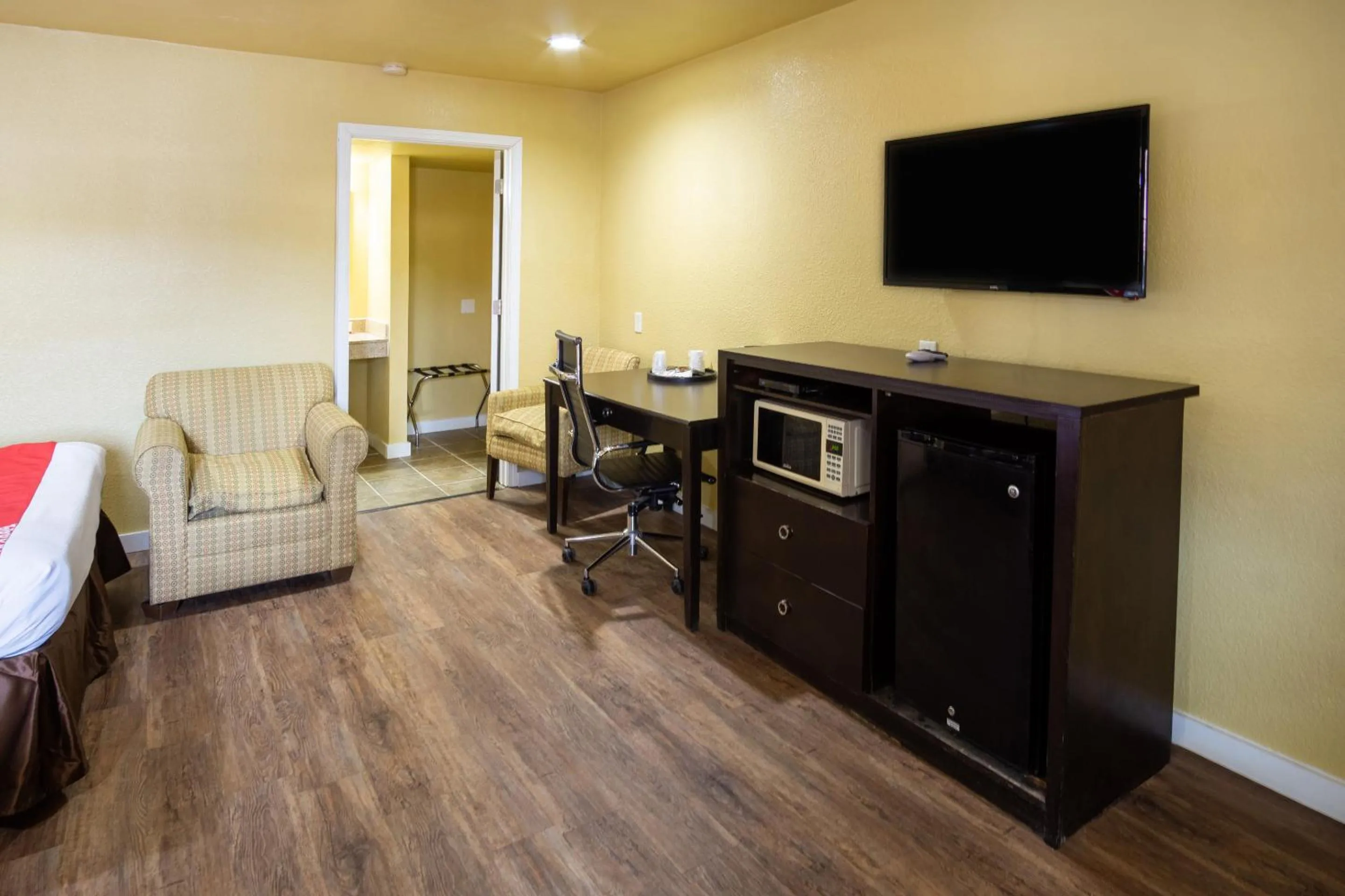 TV and multimedia in Woodridge Inn and Suites