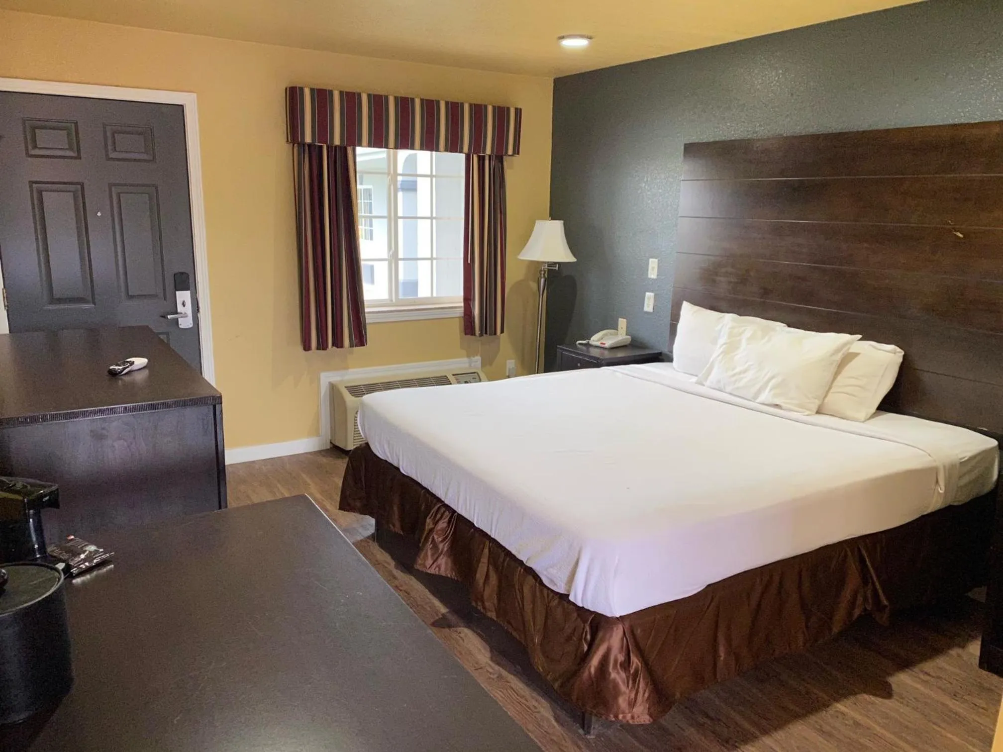 Bed in Woodridge Inn and Suites